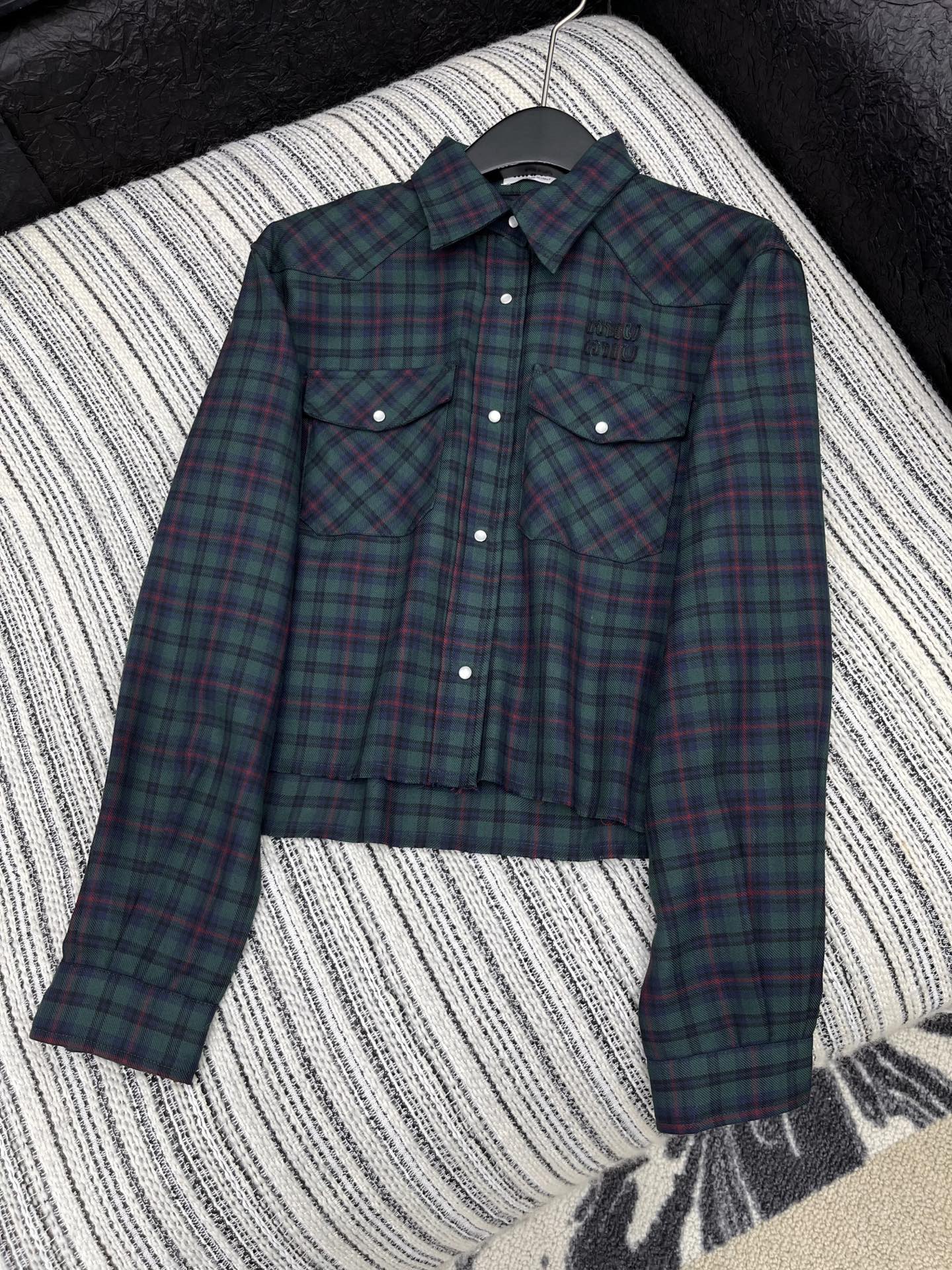 🛒𝐍𝐄𝐖 · 𝟐𝟎𝟐5/爆款现货【原版定制】 Miu Mi *｜2025秋冬格纹翻领刺绣衬衫定制YB材质