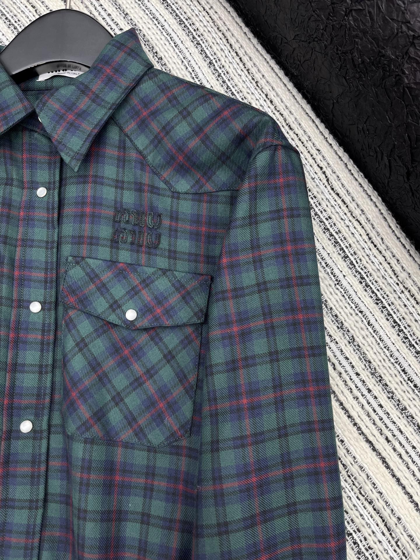 🛒𝐍𝐄𝐖 · 𝟐𝟎𝟐5/爆款现货【原版定制】 Miu Mi *｜2025秋冬格纹翻领刺绣衬衫定制YB材质