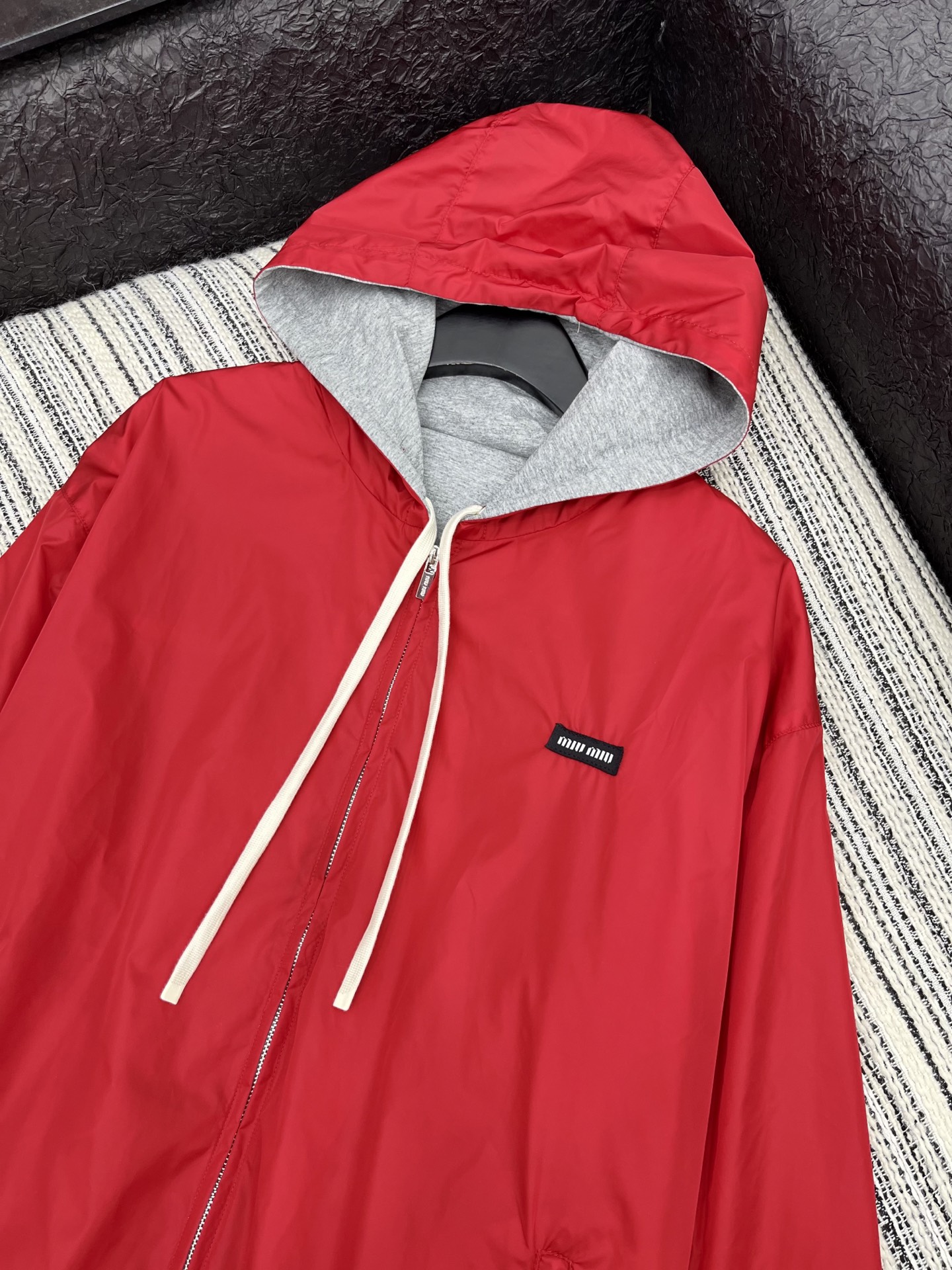 🛒𝐍𝐄𝐖 · 𝟐𝟎𝟐5/爆款现货【原版定制】Miu Mi*｜25秋冬新品 双面穿带帽女士撞色派克外套＞＞