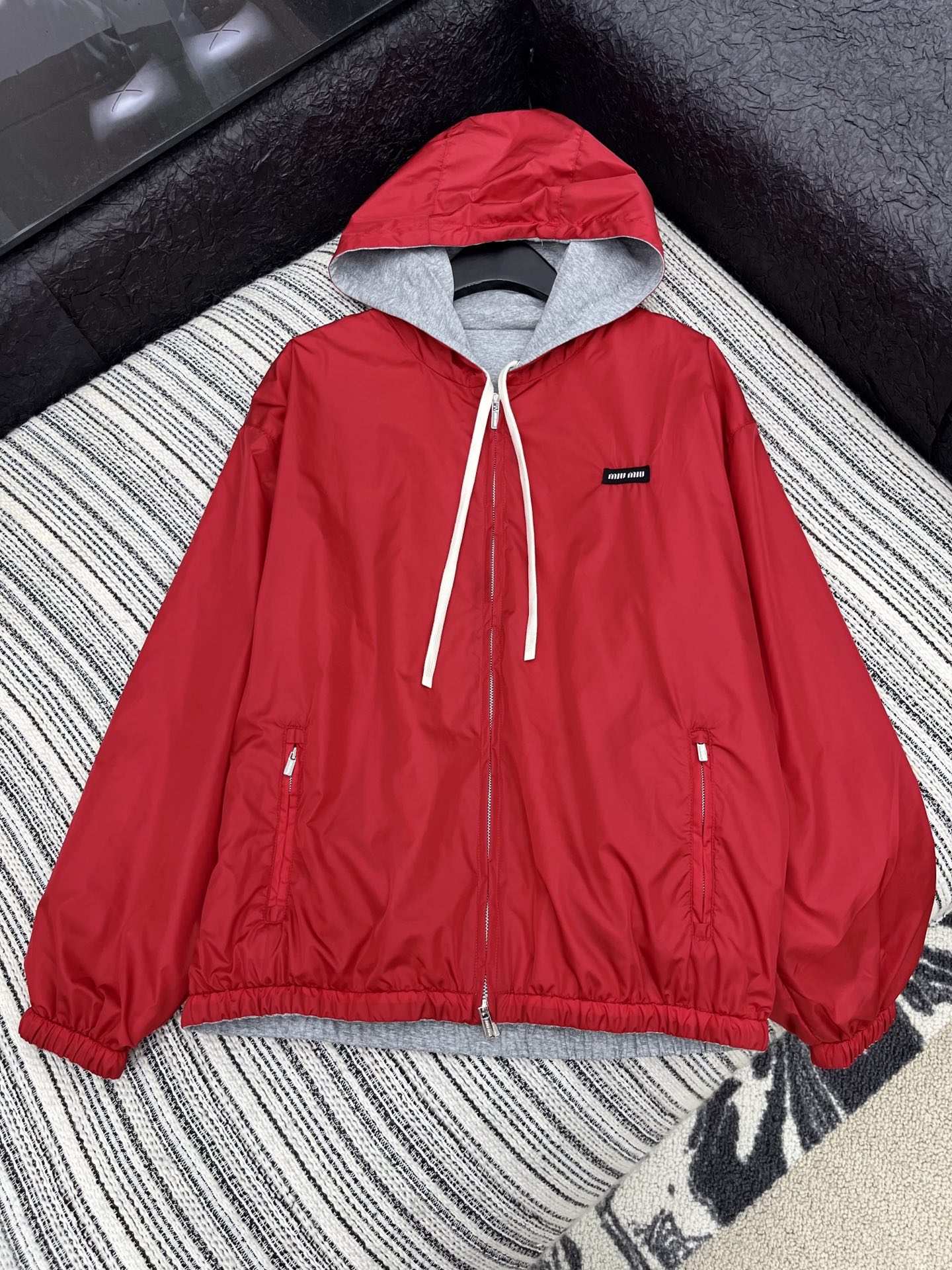 🛒𝐍𝐄𝐖 · 𝟐𝟎𝟐5/爆款现货【原版定制】Miu Mi*｜25秋冬新品 双面穿带帽女士撞色派克外套＞＞