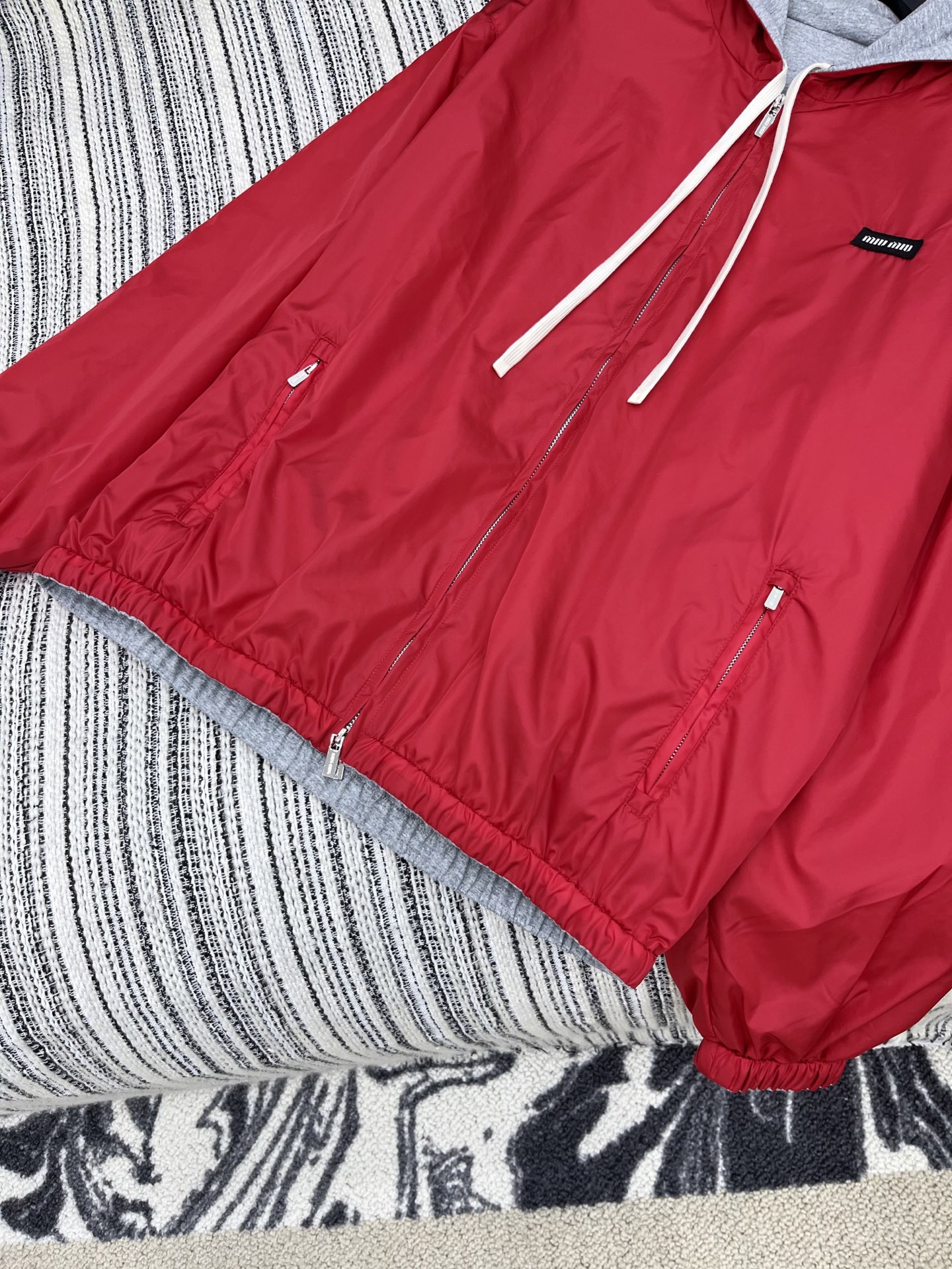 🛒𝐍𝐄𝐖 · 𝟐𝟎𝟐5/爆款现货【原版定制】Miu Mi*｜25秋冬新品 双面穿带帽女士撞色派克外套＞＞