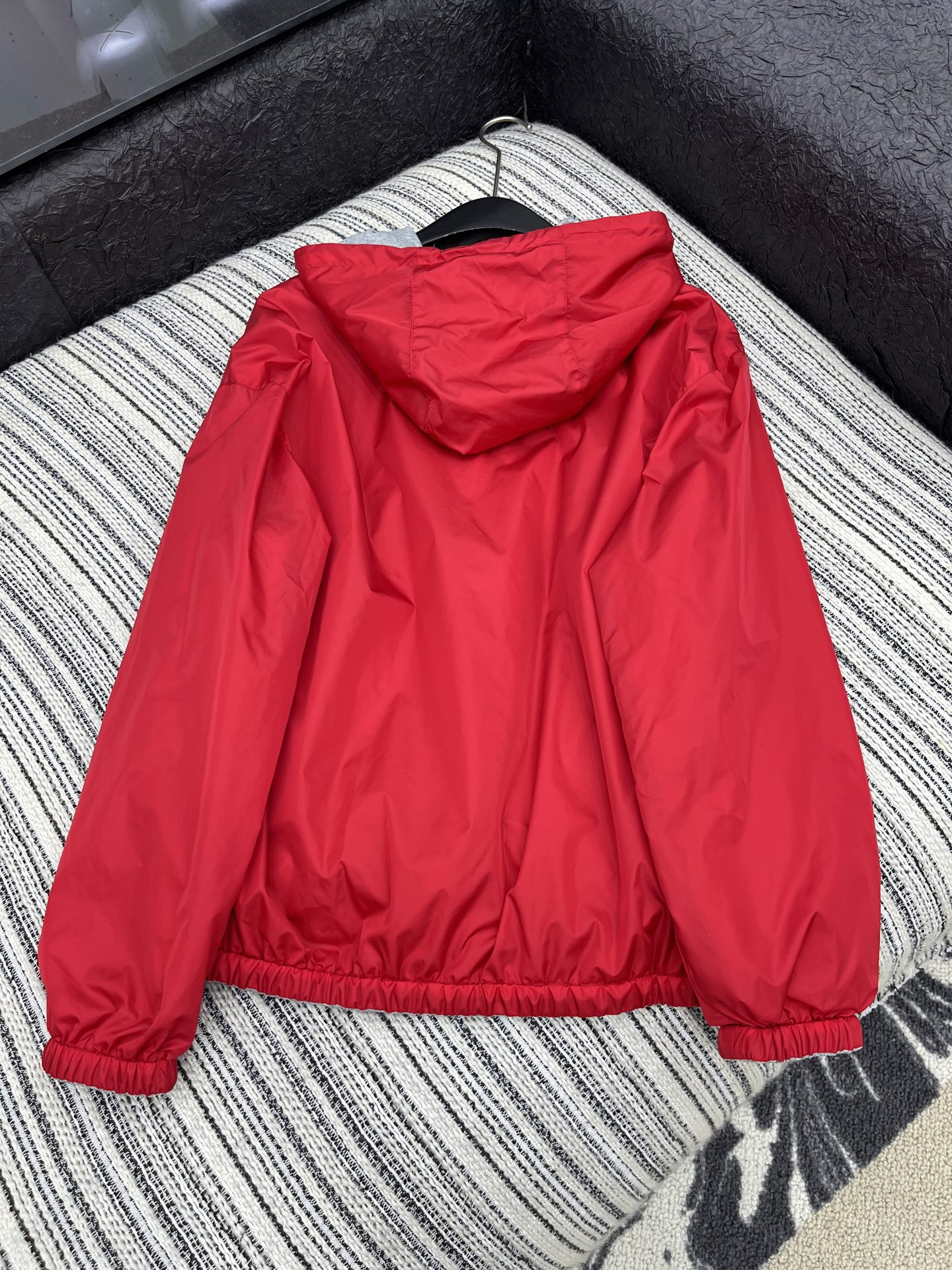 🛒𝐍𝐄𝐖 · 𝟐𝟎𝟐5/爆款现货【原版定制】Miu Mi*｜25秋冬新品 双面穿带帽女士撞色派克外套＞＞