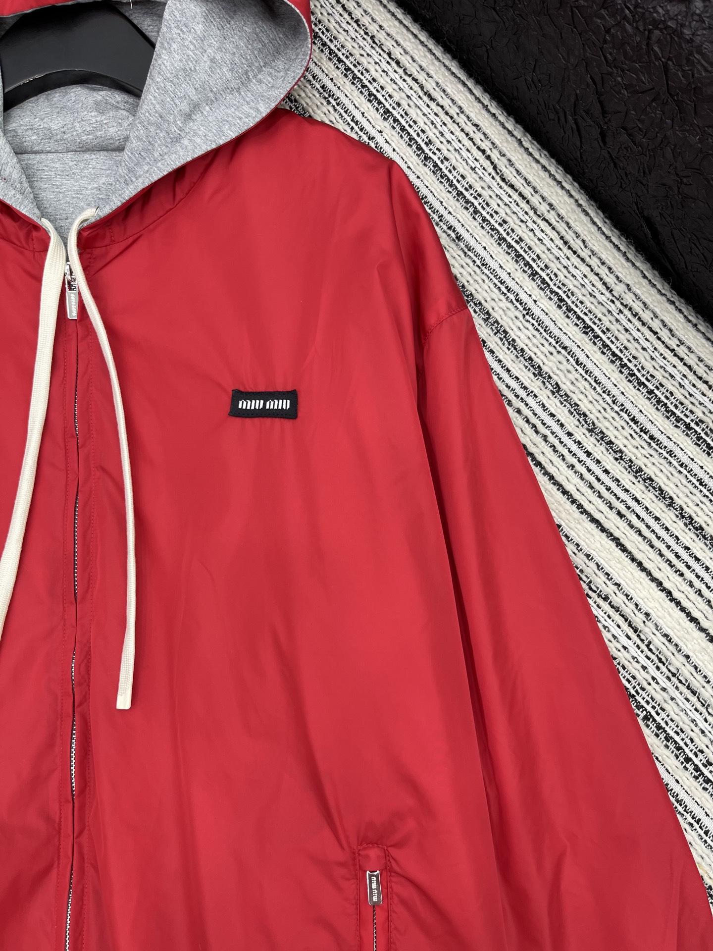 🛒𝐍𝐄𝐖 · 𝟐𝟎𝟐5/爆款现货【原版定制】Miu Mi*｜25秋冬新品 双面穿带帽女士撞色派克外套＞＞