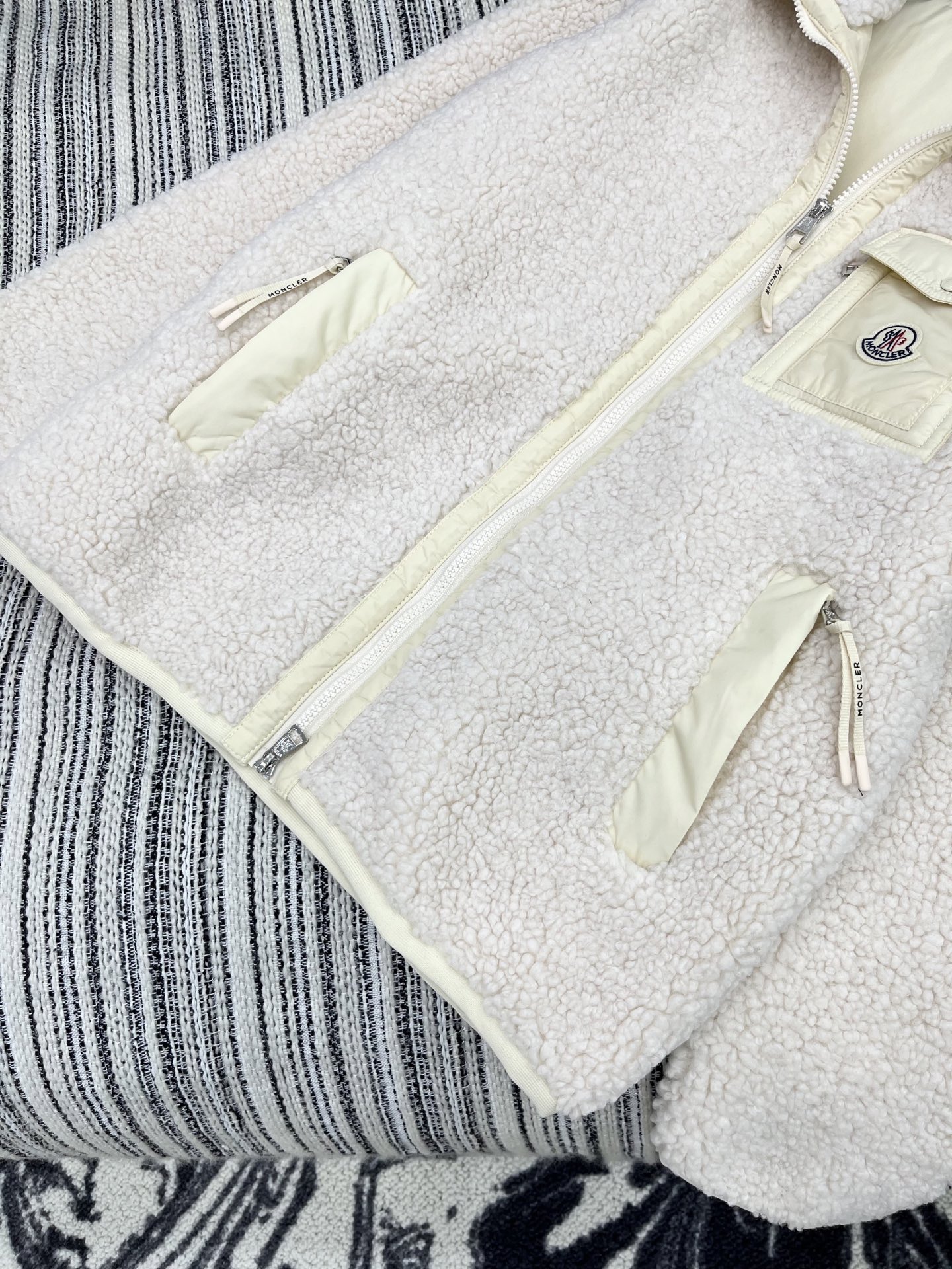 🛒𝐍𝐄𝐖 · 𝟐𝟎𝟐5/爆款现货【原版订制】Moncl*｜2025新品泰迪毛绒棉服外套通体饰以泰迪毛绒材