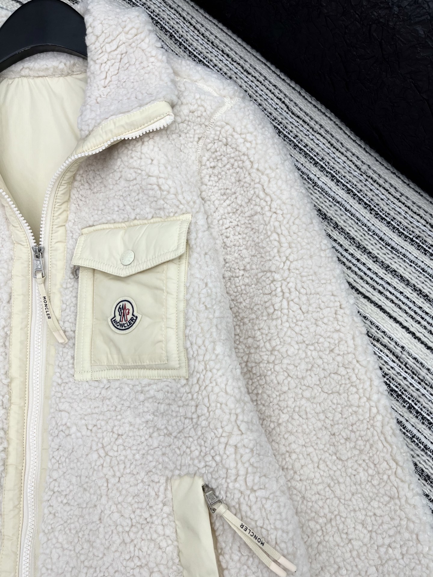 🛒𝐍𝐄𝐖 · 𝟐𝟎𝟐5/爆款现货【原版订制】Moncl*｜2025新品泰迪毛绒棉服外套通体饰以泰迪毛绒材