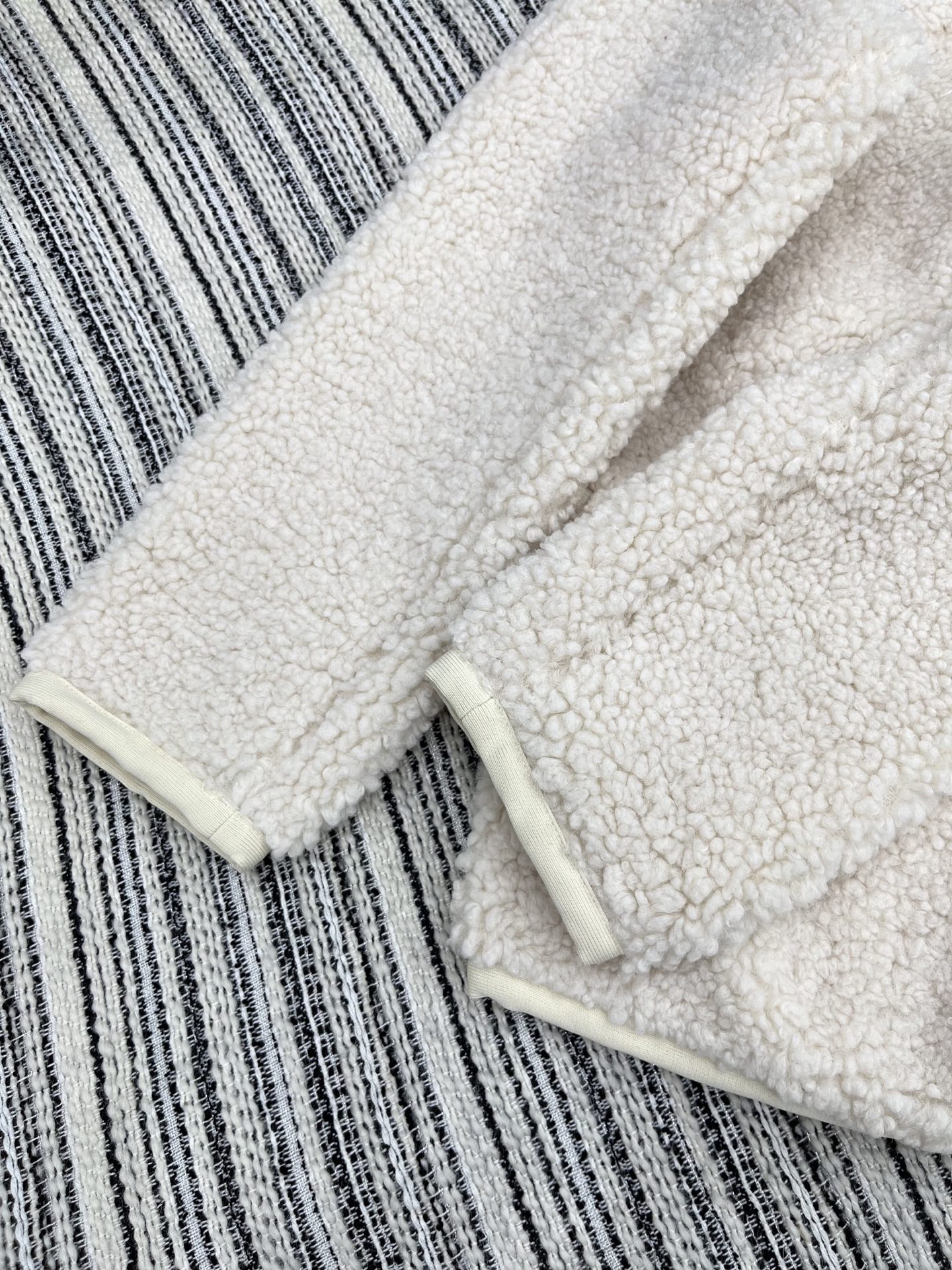 🛒𝐍𝐄𝐖 · 𝟐𝟎𝟐5/爆款现货【原版订制】Moncl*｜2025新品泰迪毛绒棉服外套通体饰以泰迪毛绒材