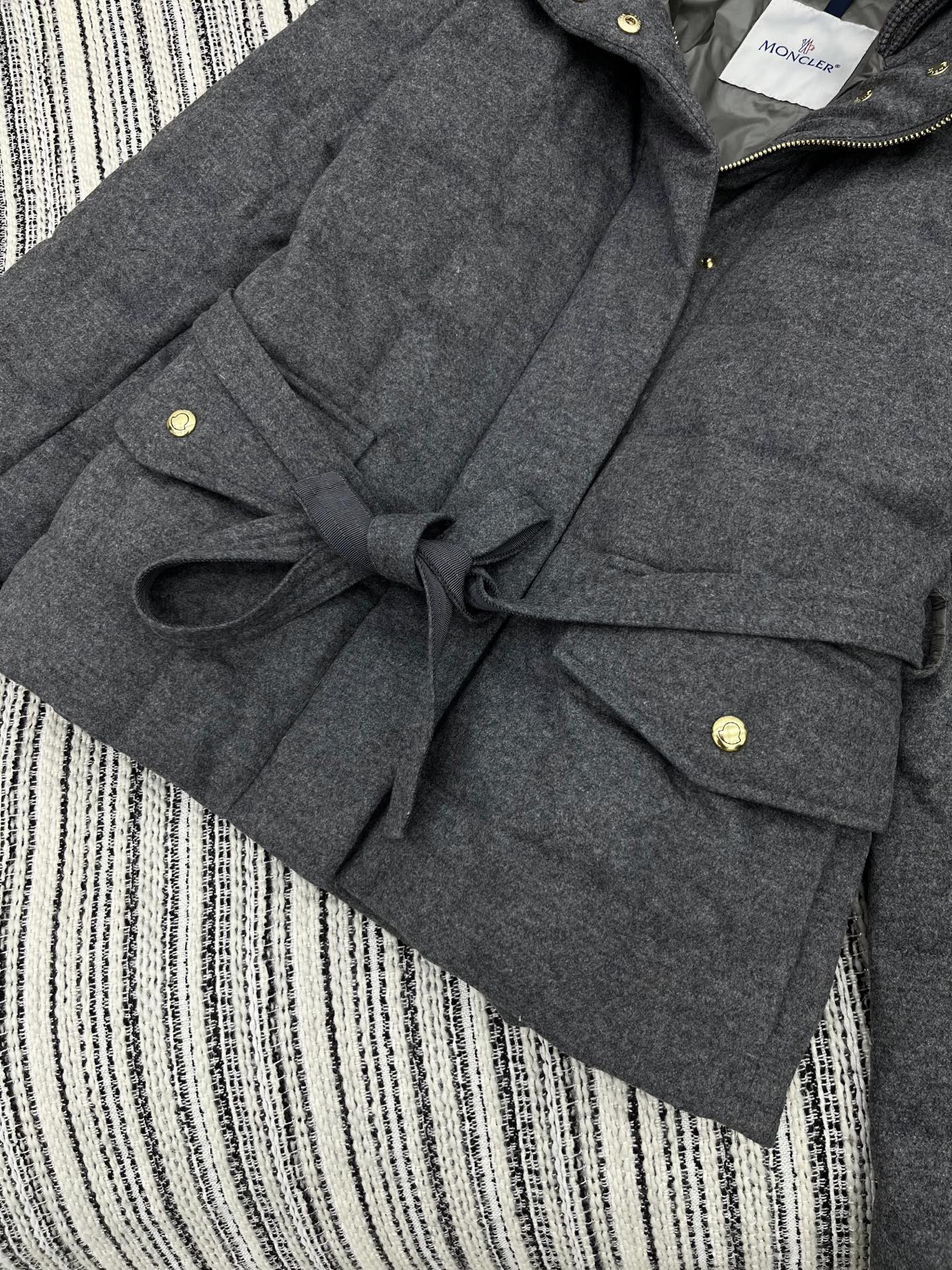 🛒𝐍𝐄𝐖 · 𝟐𝟎𝟐5/爆款现货【原版订制】Moncle*｜2025新品高领腰带羽绒服定制YB百分百羊毛