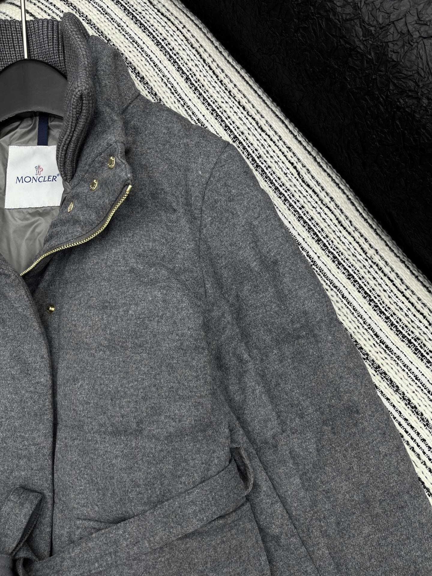 🛒𝐍𝐄𝐖 · 𝟐𝟎𝟐5/爆款现货【原版订制】Moncle*｜2025新品高领腰带羽绒服定制YB百分百羊毛