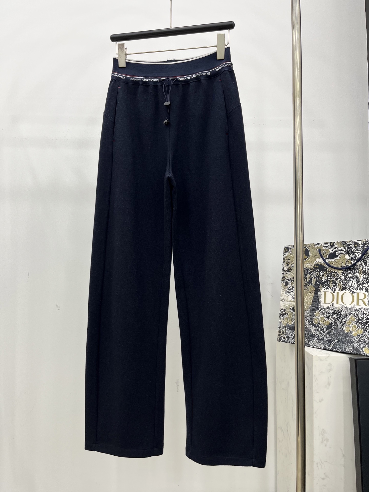 🛒𝐍𝐄𝐖 · 𝟐𝟎𝟐5/爆款现货原单品质 Alex*｜抽绳字母织带休闲裤高品质面料质感柔软细腻舒适。气质