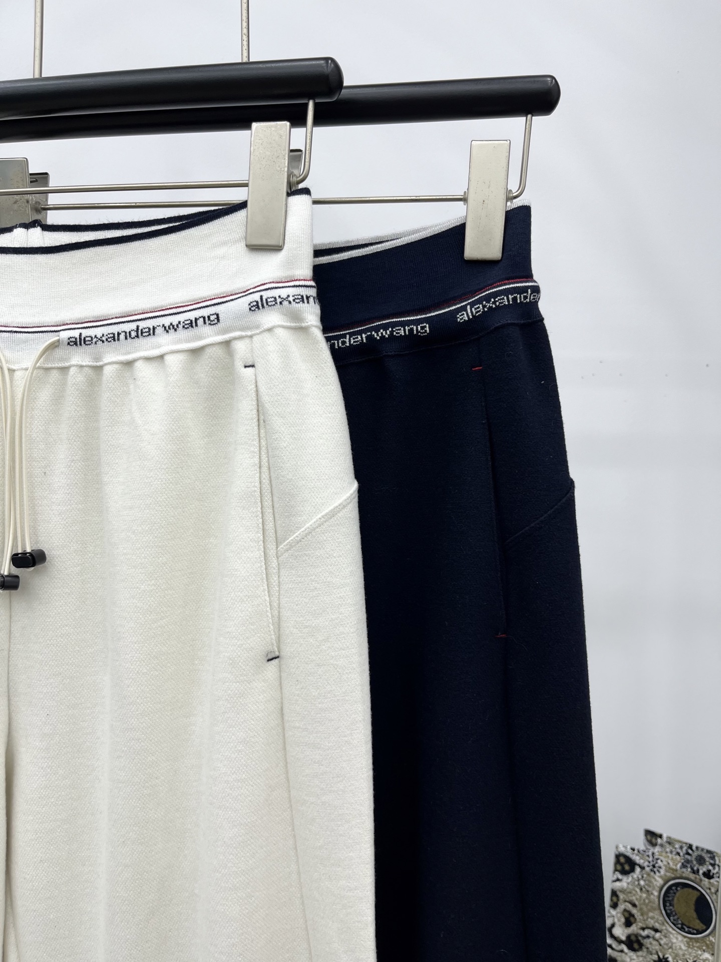 🛒𝐍𝐄𝐖 · 𝟐𝟎𝟐5/爆款现货原单品质 Alex*｜抽绳字母织带休闲裤高品质面料质感柔软细腻舒适。气质