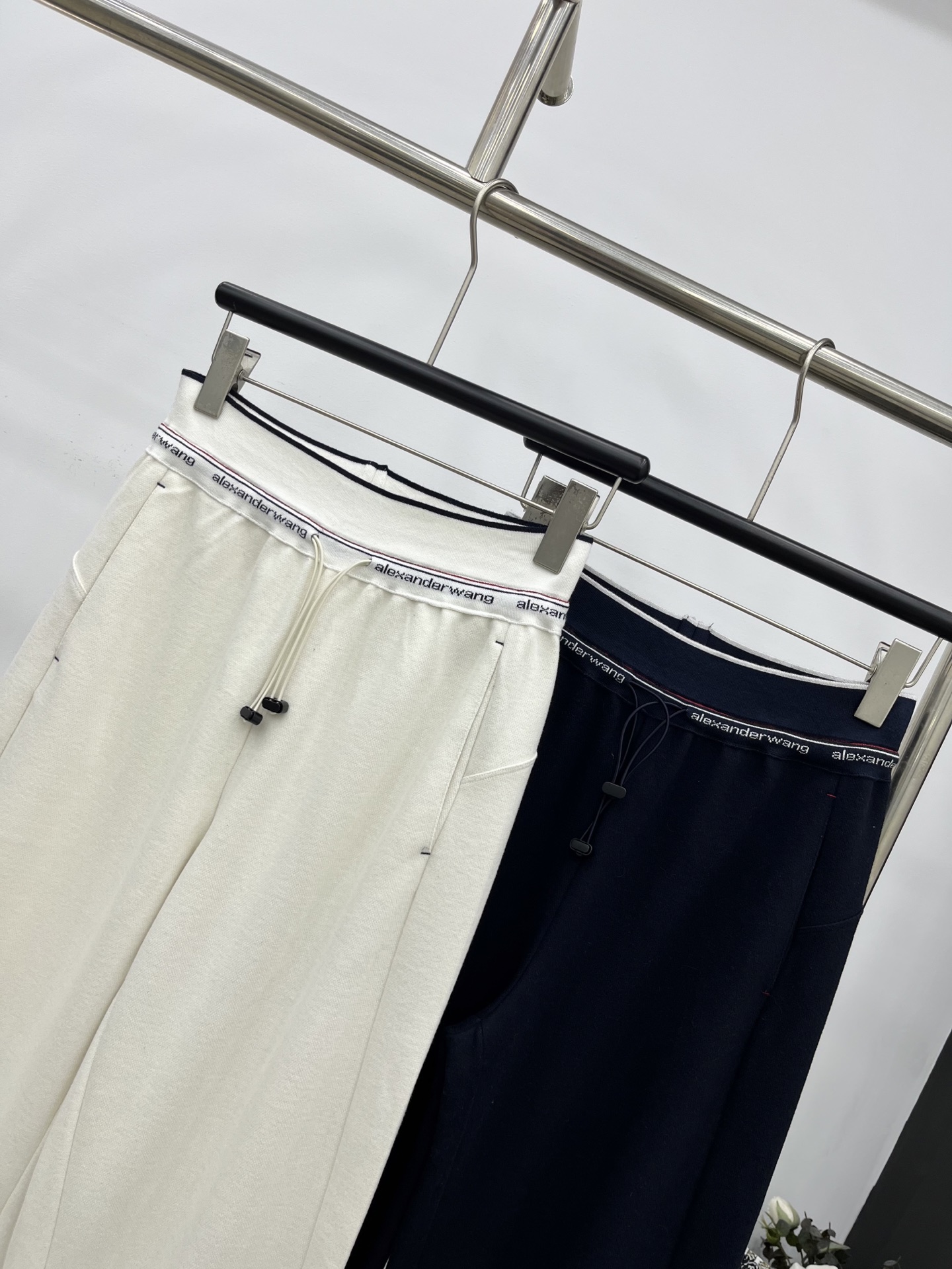 🛒𝐍𝐄𝐖 · 𝟐𝟎𝟐5/爆款现货原单品质 Alex*｜抽绳字母织带休闲裤高品质面料质感柔软细腻舒适。气质