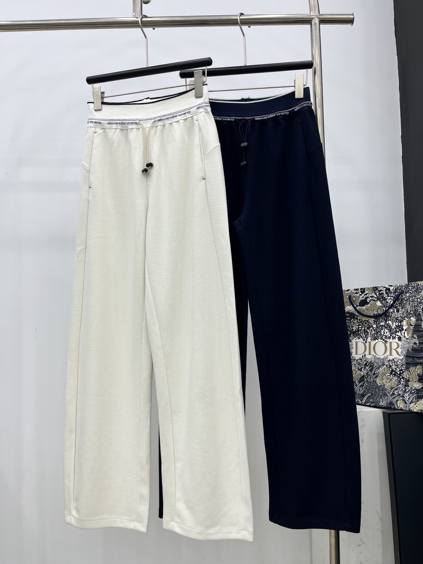 🛒𝐍𝐄𝐖 · 𝟐𝟎𝟐5/爆款现货原单品质 Alex*｜抽绳字母织带休闲裤高品质面料质感柔软细腻舒适。气质