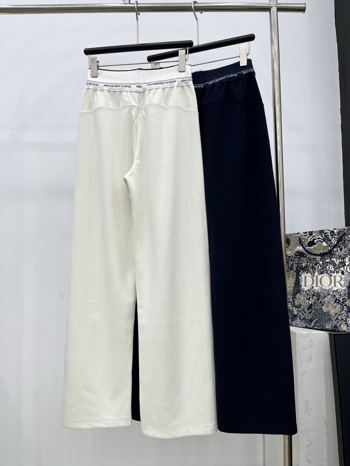 🛒𝐍𝐄𝐖 · 𝟐𝟎𝟐5/爆款现货原单品质 Alex*｜抽绳字母织带休闲裤高品质面料质感柔软细腻舒适。气质