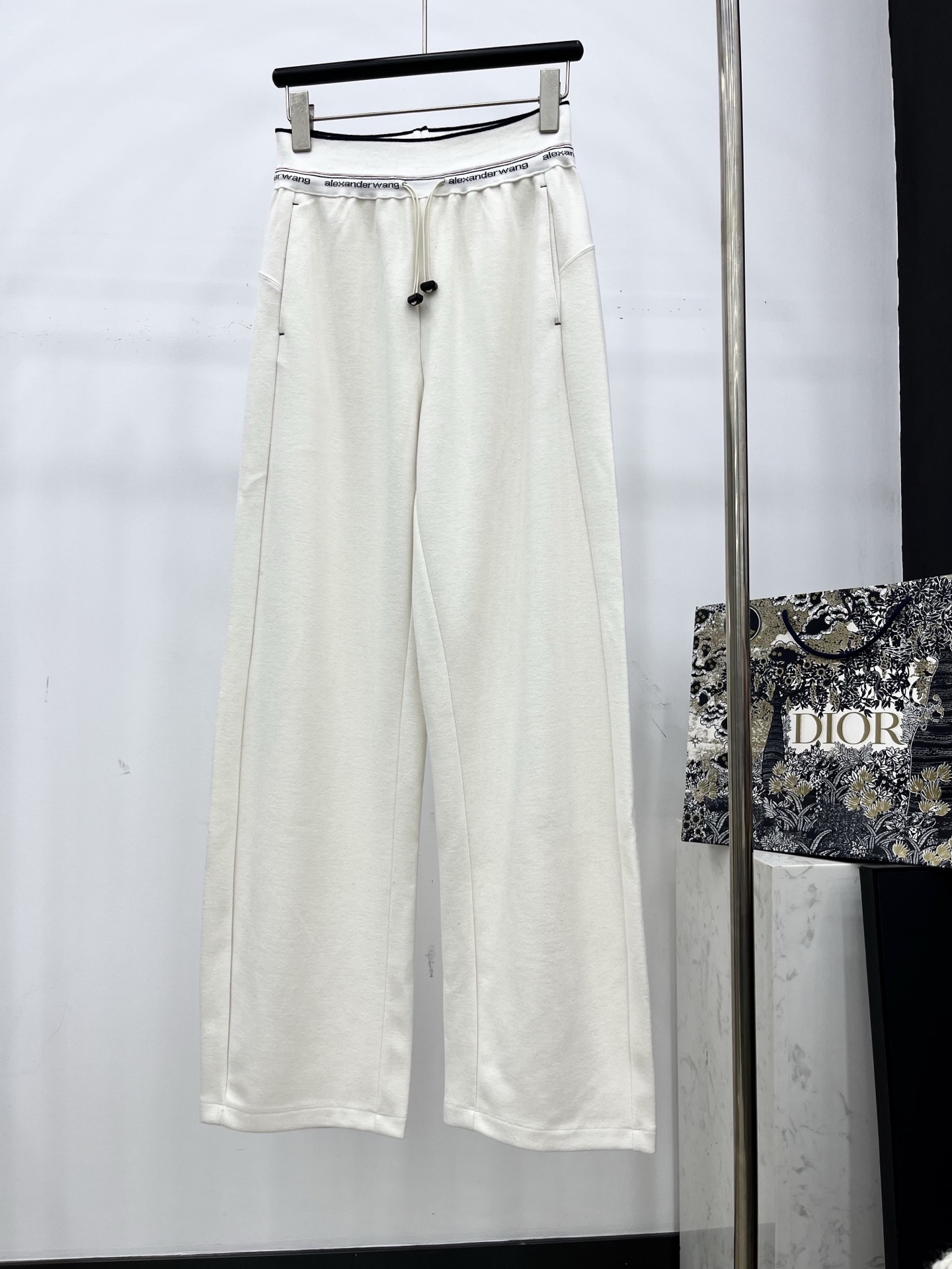 🛒𝐍𝐄𝐖 · 𝟐𝟎𝟐5/爆款现货原单品质 Alex*｜抽绳字母织带休闲裤高品质面料质感柔软细腻舒适。气质