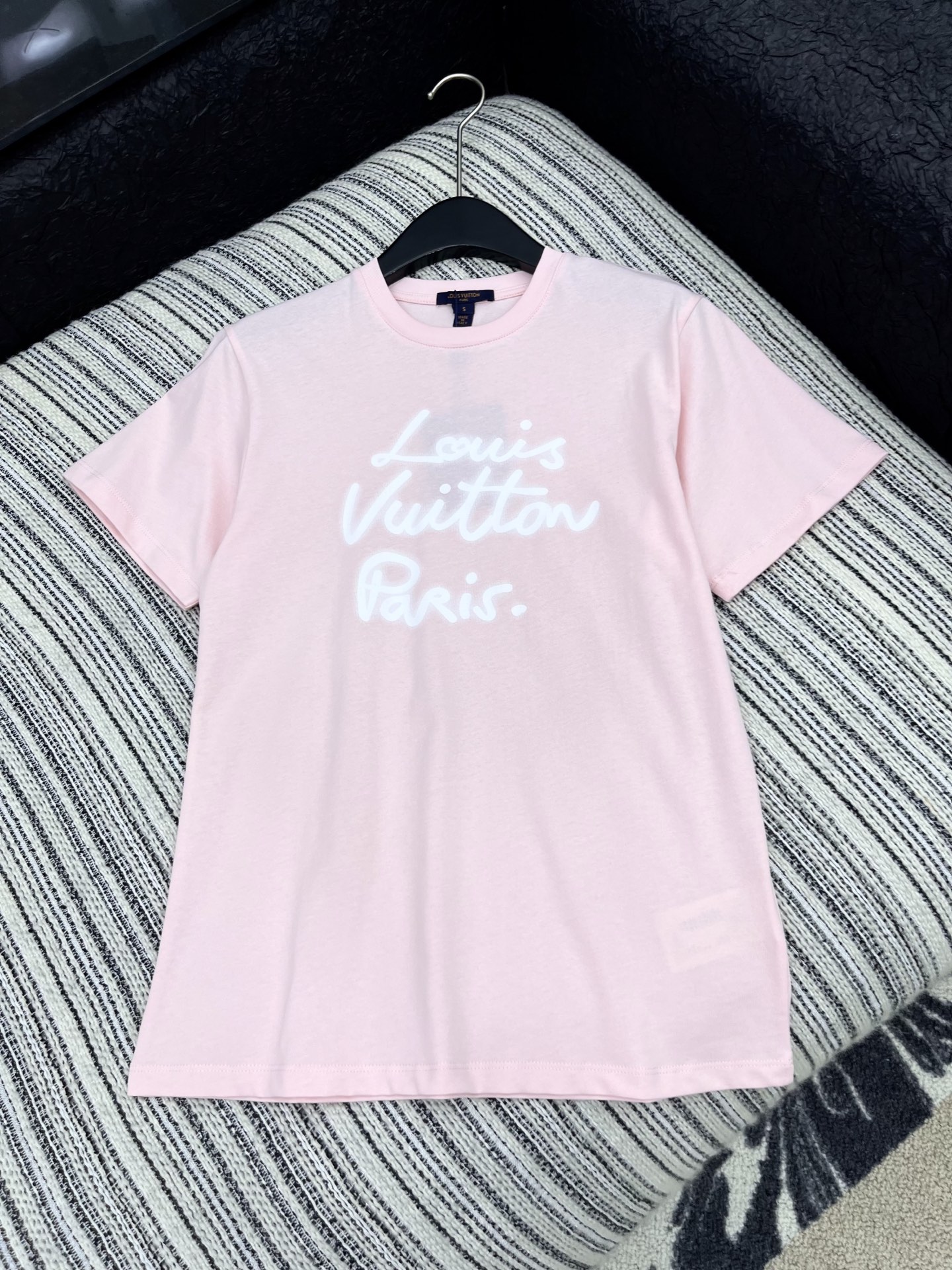 🛒𝐍𝐄𝐖 · 𝟐𝟎𝟐5/爆款现货原单品质 Lv*｜25新品撞色字母短袖T恤精致版型上身巨显瘦！定制最新字