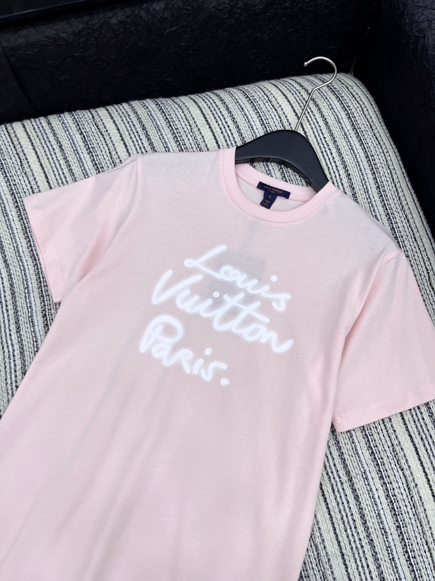 🛒𝐍𝐄𝐖 · 𝟐𝟎𝟐5/爆款现货原单品质 Lv*｜25新品撞色字母短袖T恤精致版型上身巨显瘦！定制最新字