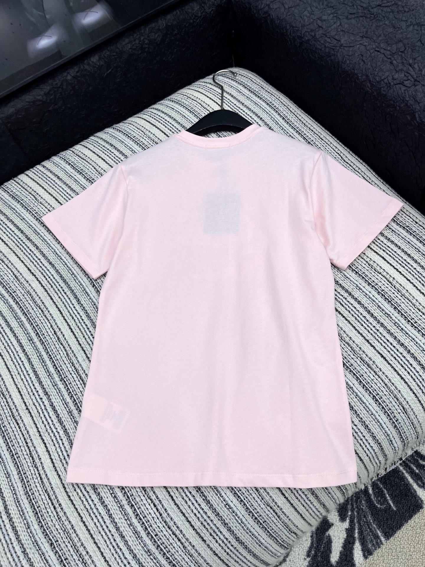 🛒𝐍𝐄𝐖 · 𝟐𝟎𝟐5/爆款现货原单品质 Lv*｜25新品撞色字母短袖T恤精致版型上身巨显瘦！定制最新字