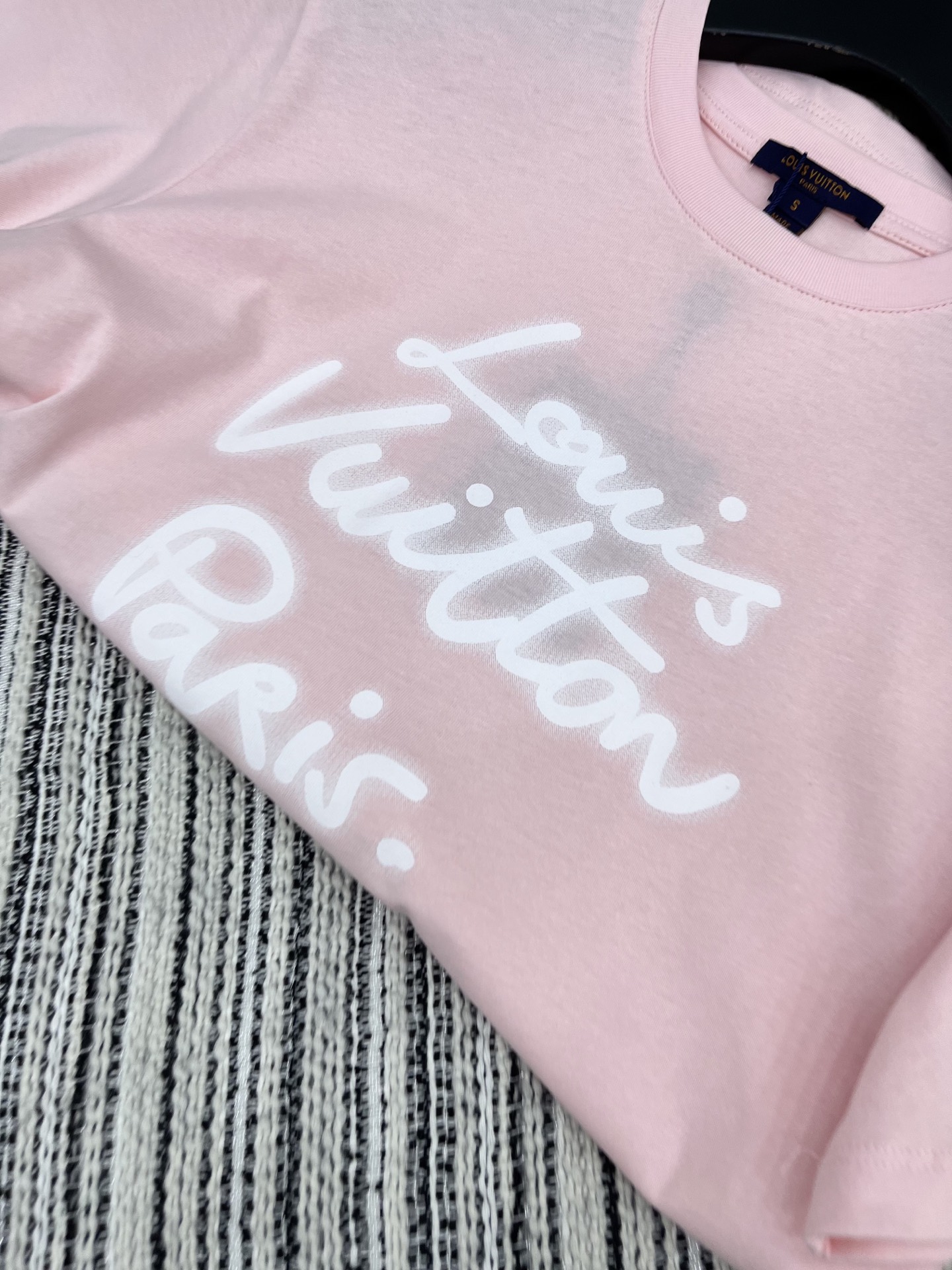 🛒𝐍𝐄𝐖 · 𝟐𝟎𝟐5/爆款现货原单品质 Lv*｜25新品撞色字母短袖T恤精致版型上身巨显瘦！定制最新字