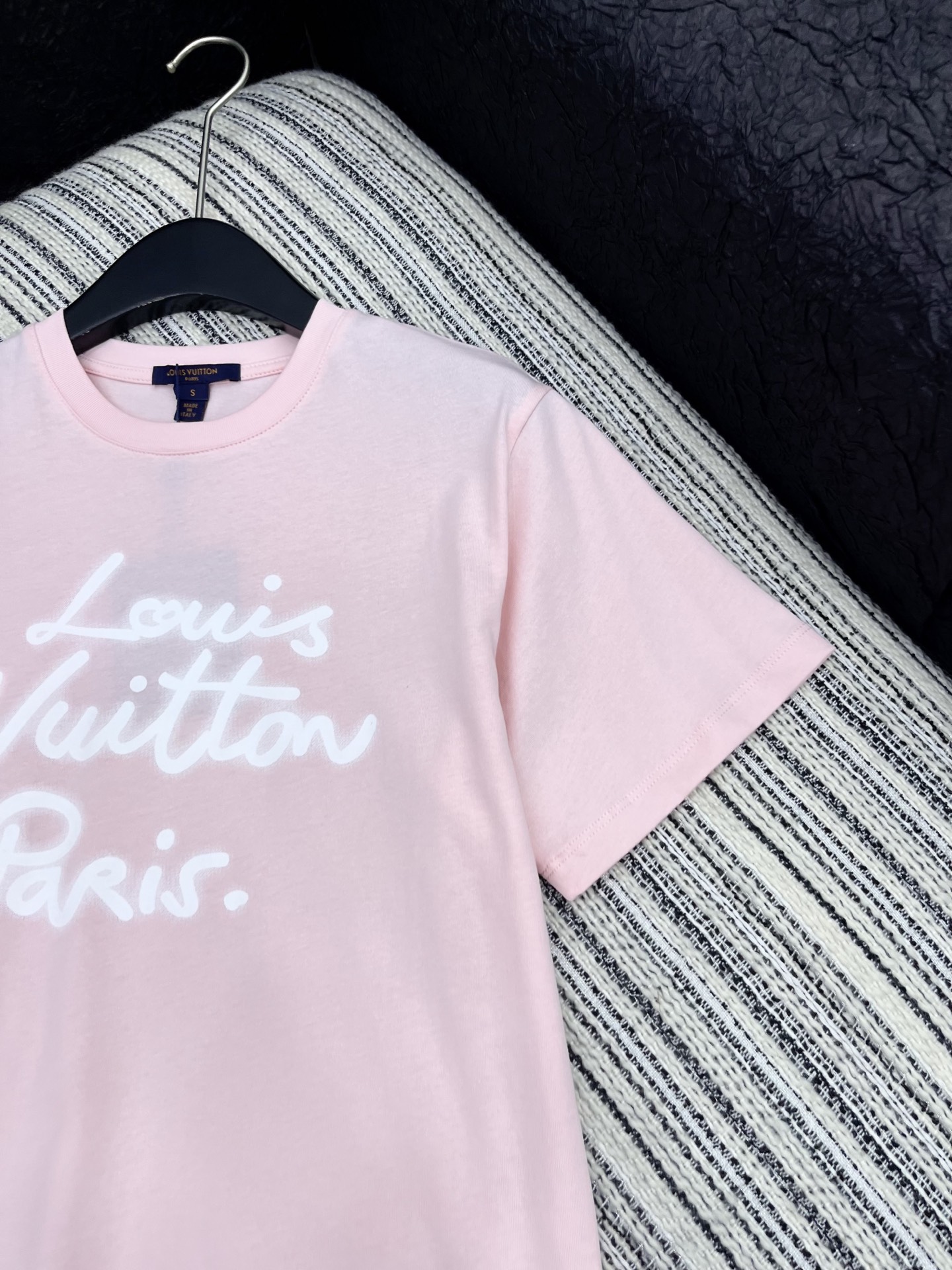 🛒𝐍𝐄𝐖 · 𝟐𝟎𝟐5/爆款现货原单品质 Lv*｜25新品撞色字母短袖T恤精致版型上身巨显瘦！定制最新字