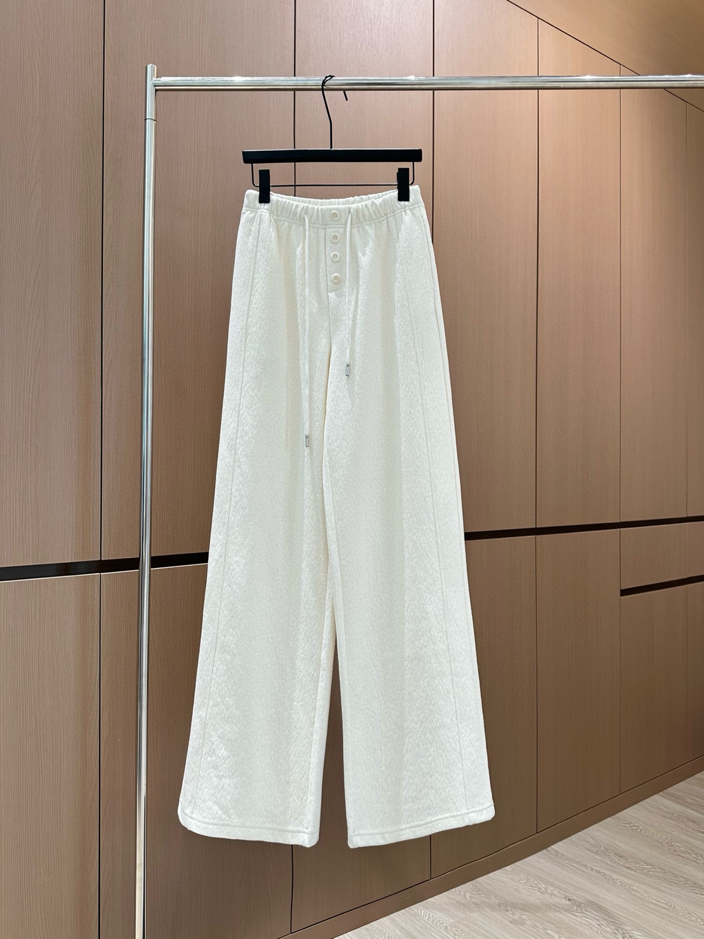 🛒𝐍𝐄𝐖 · 𝟐𝟎𝟐5/爆款现货设计师 原创｜抽绳松紧腰头雪尼尔休闲裤高品质面料质感柔软细腻舒适。撞色字