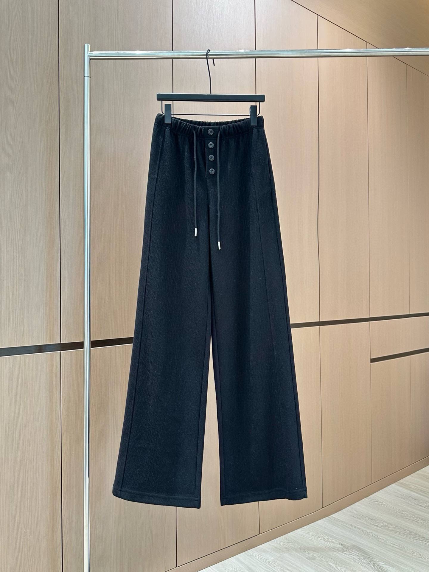 🛒𝐍𝐄𝐖 · 𝟐𝟎𝟐5/爆款现货设计师 原创｜抽绳松紧腰头雪尼尔休闲裤高品质面料质感柔软细腻舒适。撞色字