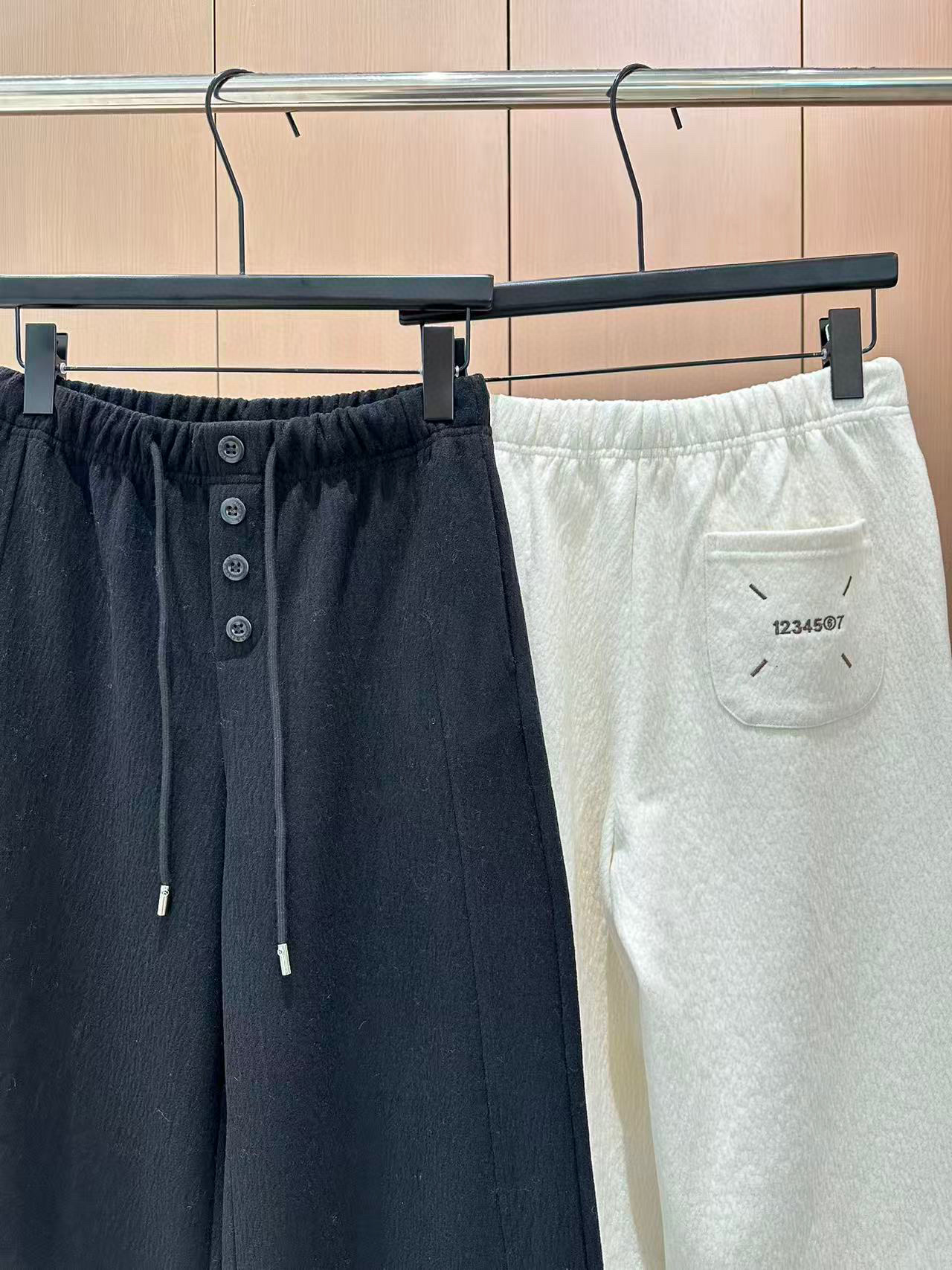 🛒𝐍𝐄𝐖 · 𝟐𝟎𝟐5/爆款现货设计师 原创｜抽绳松紧腰头雪尼尔休闲裤高品质面料质感柔软细腻舒适。撞色字