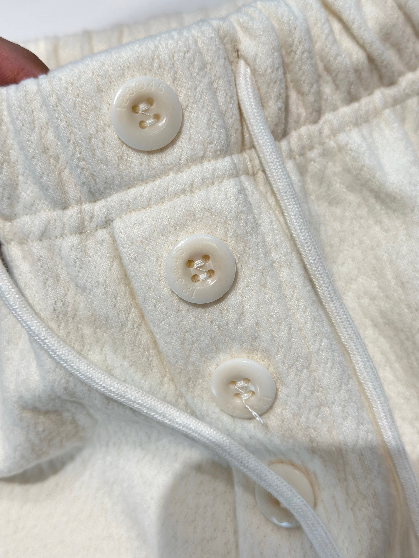 🛒𝐍𝐄𝐖 · 𝟐𝟎𝟐5/爆款现货设计师 原创｜抽绳松紧腰头雪尼尔休闲裤高品质面料质感柔软细腻舒适。撞色字