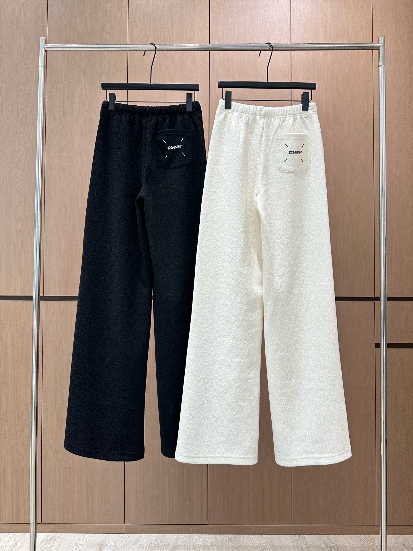 🛒𝐍𝐄𝐖 · 𝟐𝟎𝟐5/爆款现货设计师 原创｜抽绳松紧腰头雪尼尔休闲裤高品质面料质感柔软细腻舒适。撞色字