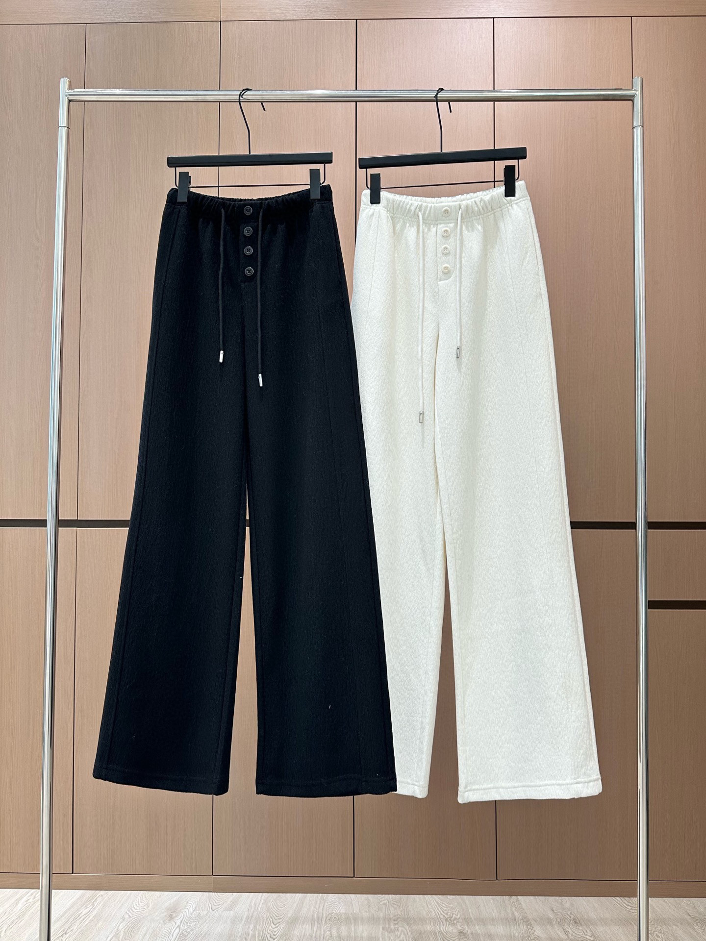 🛒𝐍𝐄𝐖 · 𝟐𝟎𝟐5/爆款现货设计师 原创｜抽绳松紧腰头雪尼尔休闲裤高品质面料质感柔软细腻舒适。撞色字