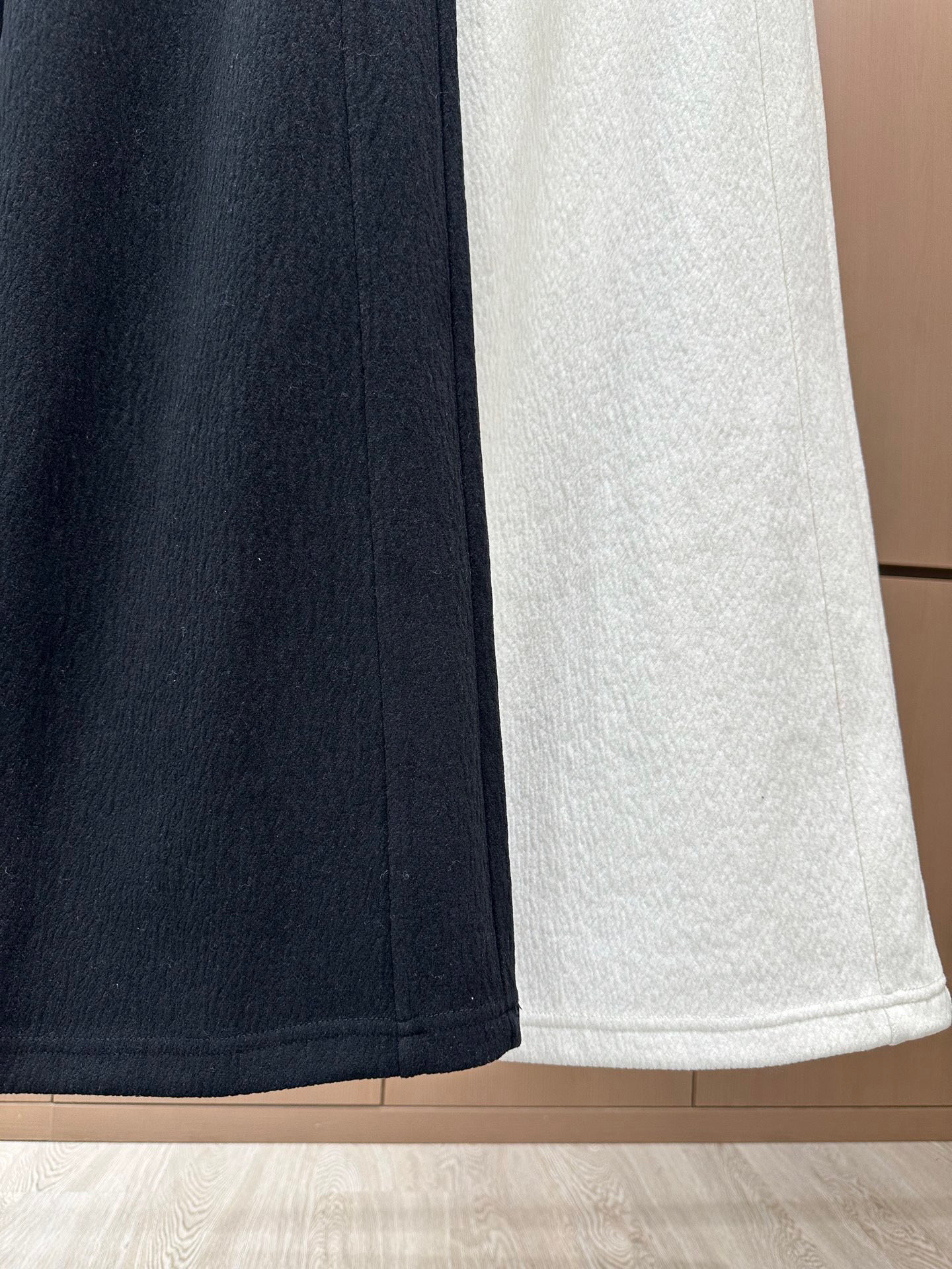 🛒𝐍𝐄𝐖 · 𝟐𝟎𝟐5/爆款现货设计师 原创｜抽绳松紧腰头雪尼尔休闲裤高品质面料质感柔软细腻舒适。撞色字