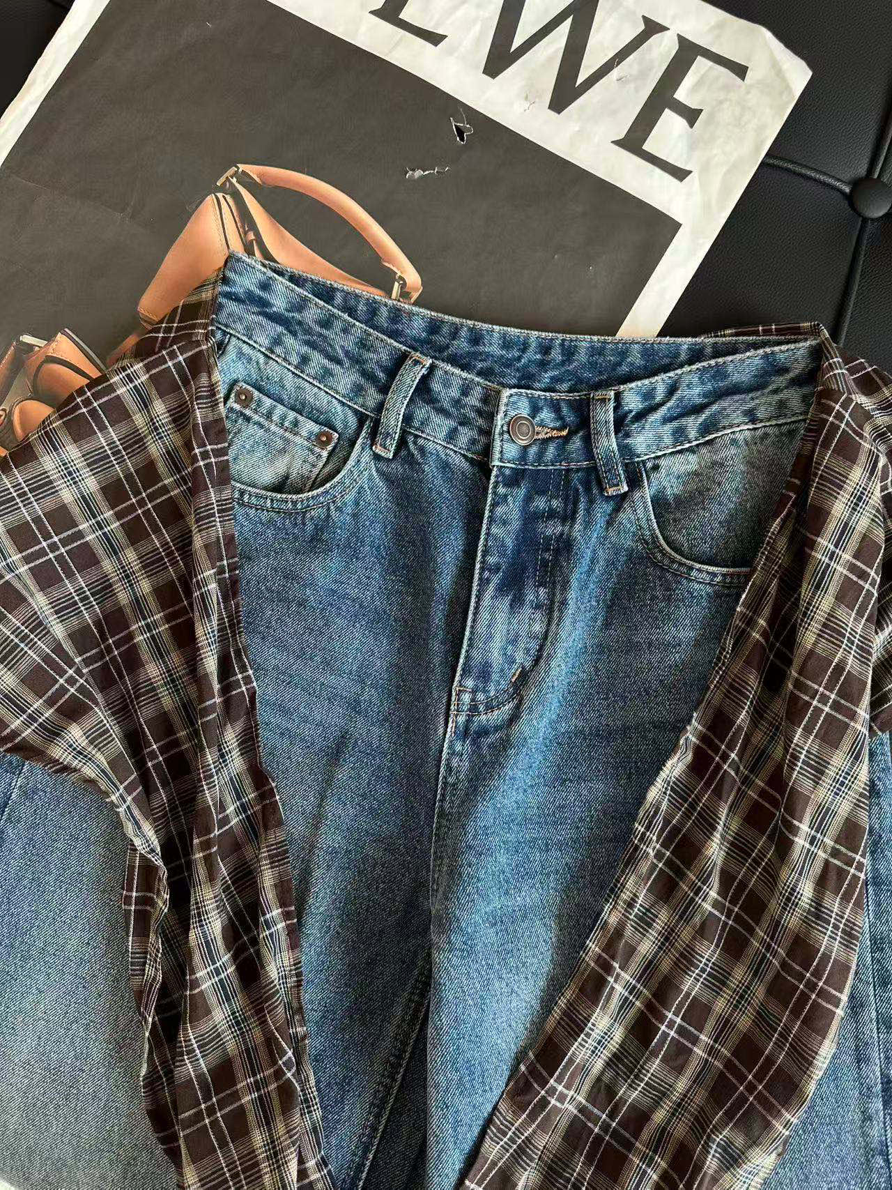 🛒𝐍𝐄𝐖 · 𝟐𝟎𝟐5/爆款现货原单品质 设计师原创｜女神同款撞色格纹围裙式牛仔裤 这款牛仔裤选用优质面