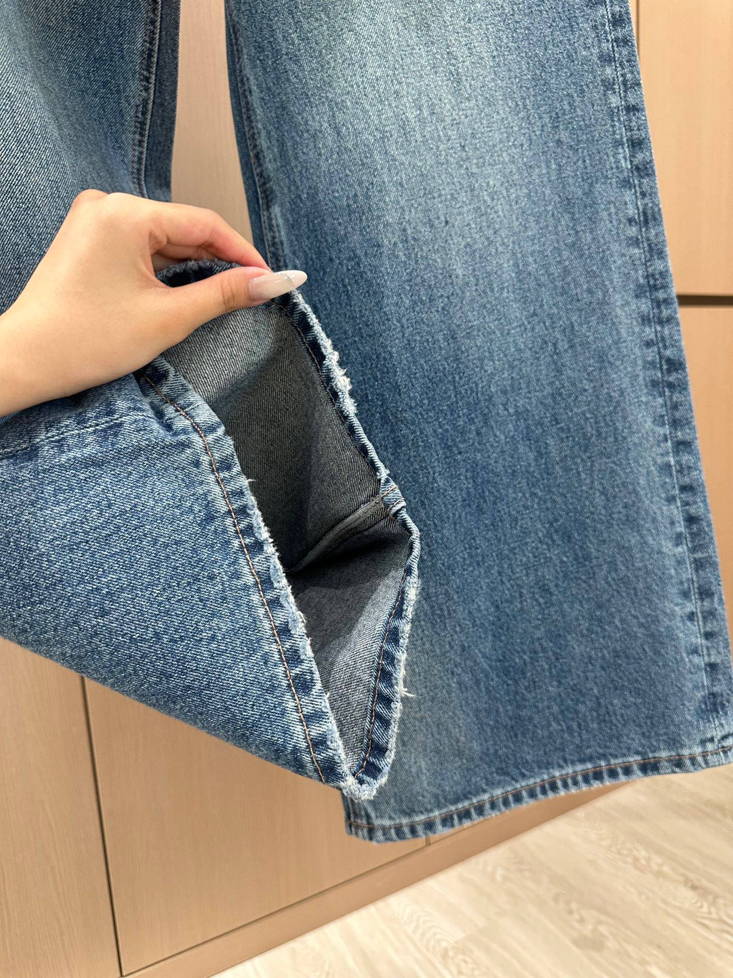 🛒𝐍𝐄𝐖 · 𝟐𝟎𝟐5/爆款现货原单品质 设计师原创｜女神同款撞色格纹围裙式牛仔裤 这款牛仔裤选用优质面