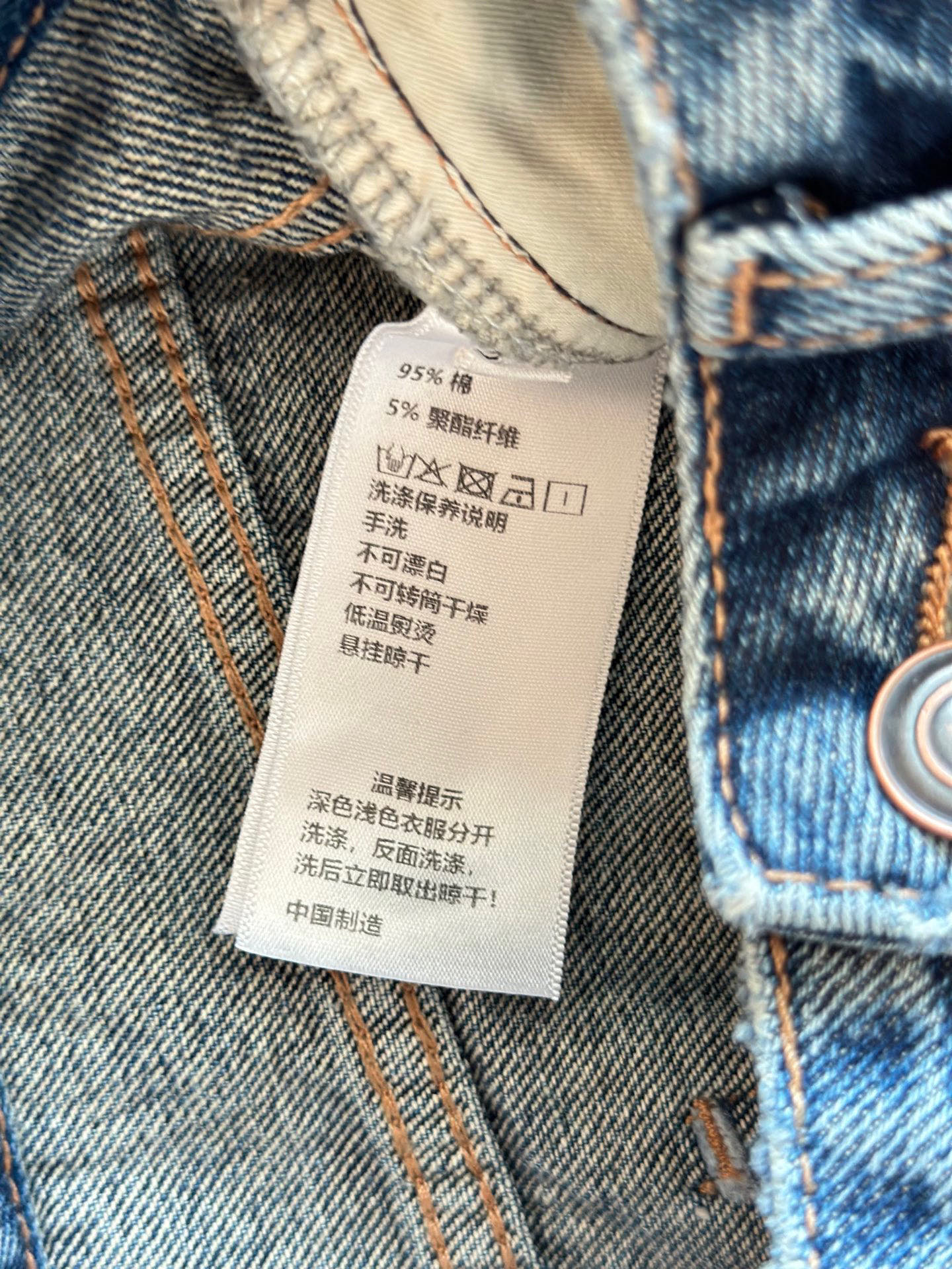 🛒𝐍𝐄𝐖 · 𝟐𝟎𝟐5/爆款现货原单品质 设计师原创｜女神同款撞色格纹围裙式牛仔裤 这款牛仔裤选用优质面