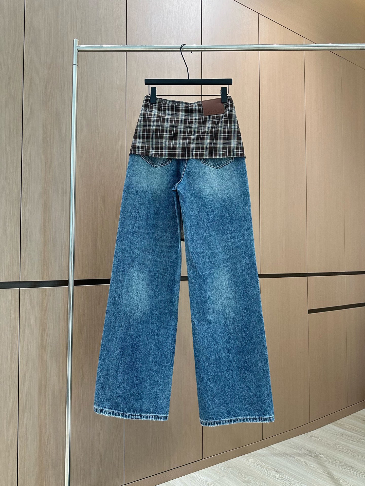 🛒𝐍𝐄𝐖 · 𝟐𝟎𝟐5/爆款现货原单品质 设计师原创｜女神同款撞色格纹围裙式牛仔裤 这款牛仔裤选用优质面