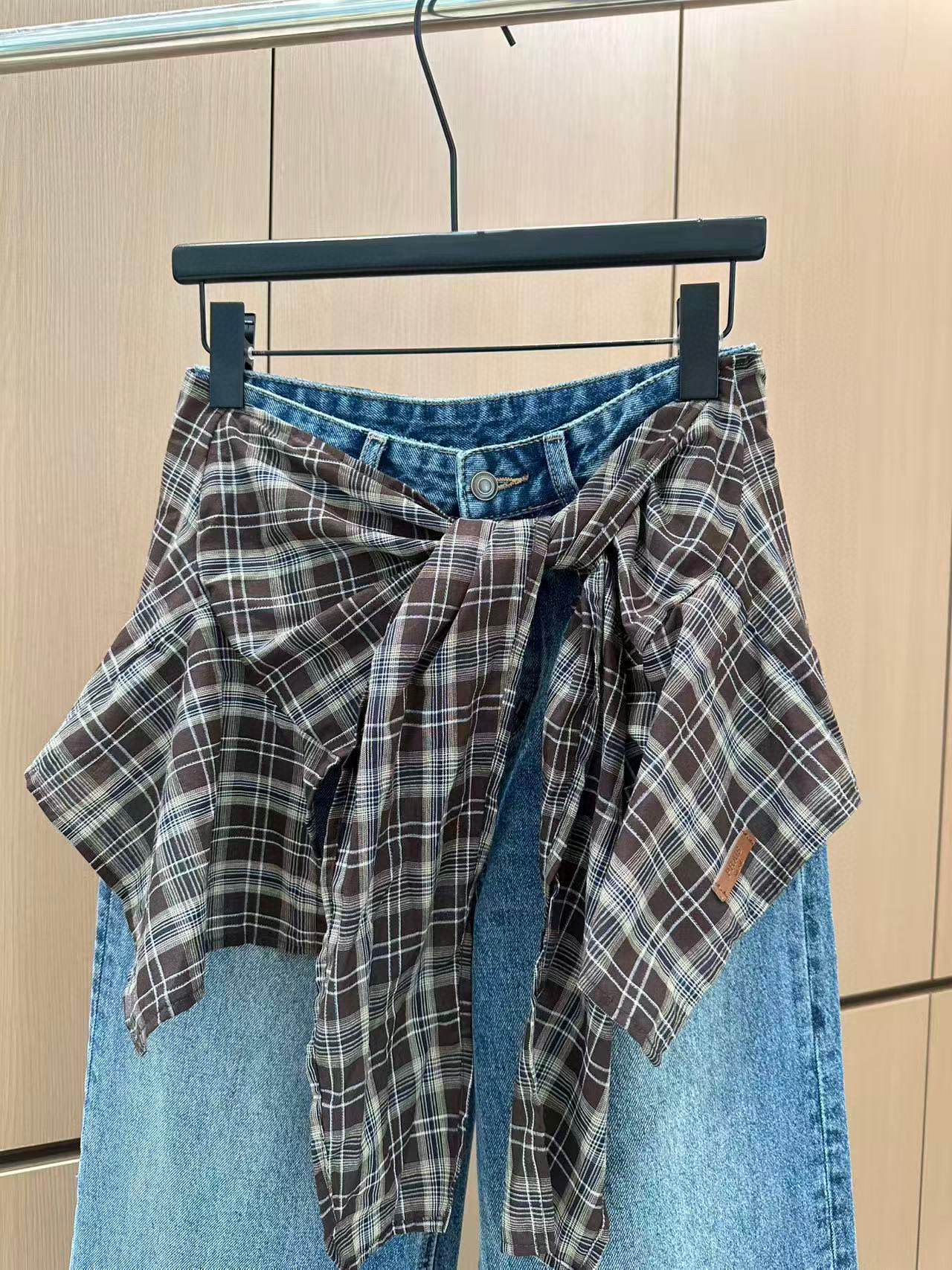 🛒𝐍𝐄𝐖 · 𝟐𝟎𝟐5/爆款现货原单品质 设计师原创｜女神同款撞色格纹围裙式牛仔裤 这款牛仔裤选用优质面