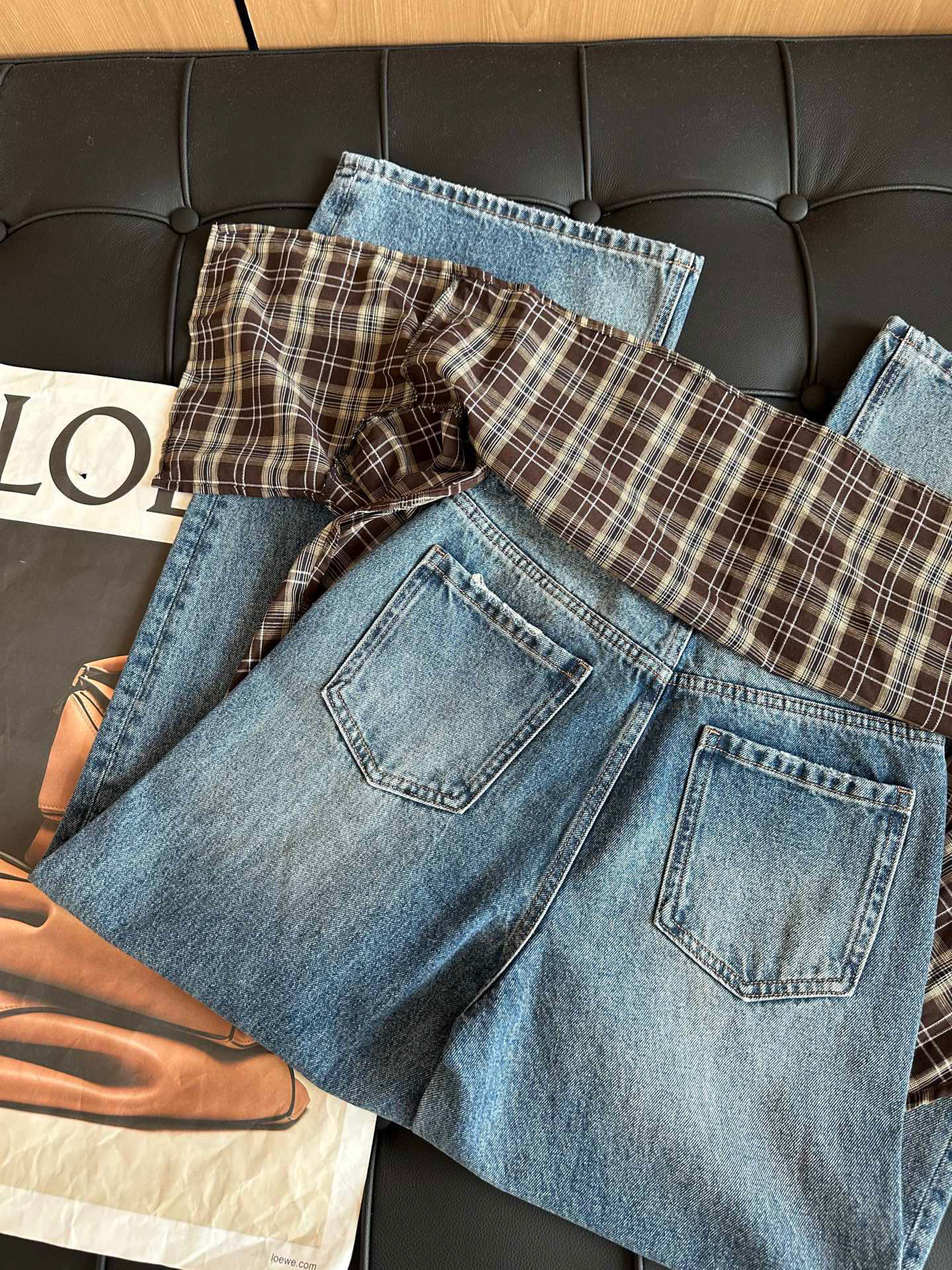 🛒𝐍𝐄𝐖 · 𝟐𝟎𝟐5/爆款现货原单品质 设计师原创｜女神同款撞色格纹围裙式牛仔裤 这款牛仔裤选用优质面