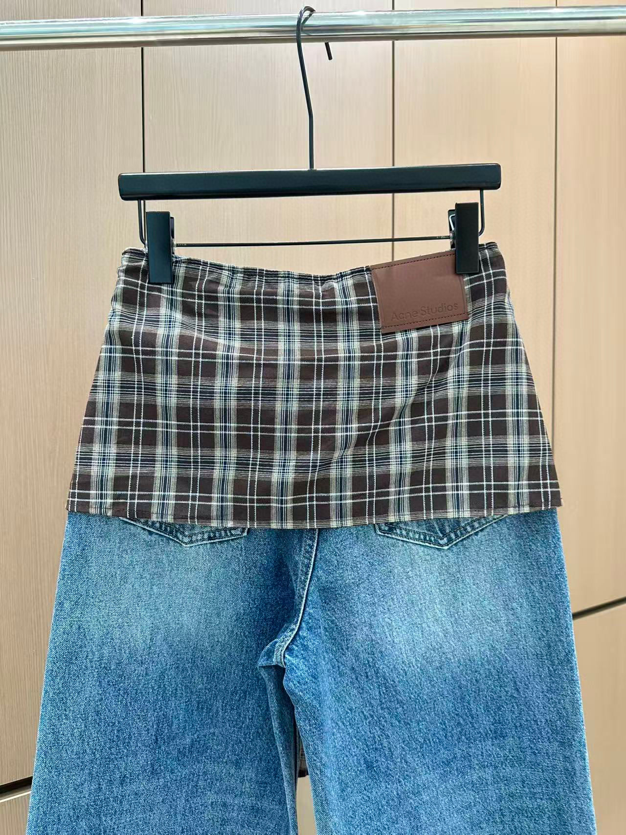 🛒𝐍𝐄𝐖 · 𝟐𝟎𝟐5/爆款现货原单品质 设计师原创｜女神同款撞色格纹围裙式牛仔裤 这款牛仔裤选用优质面