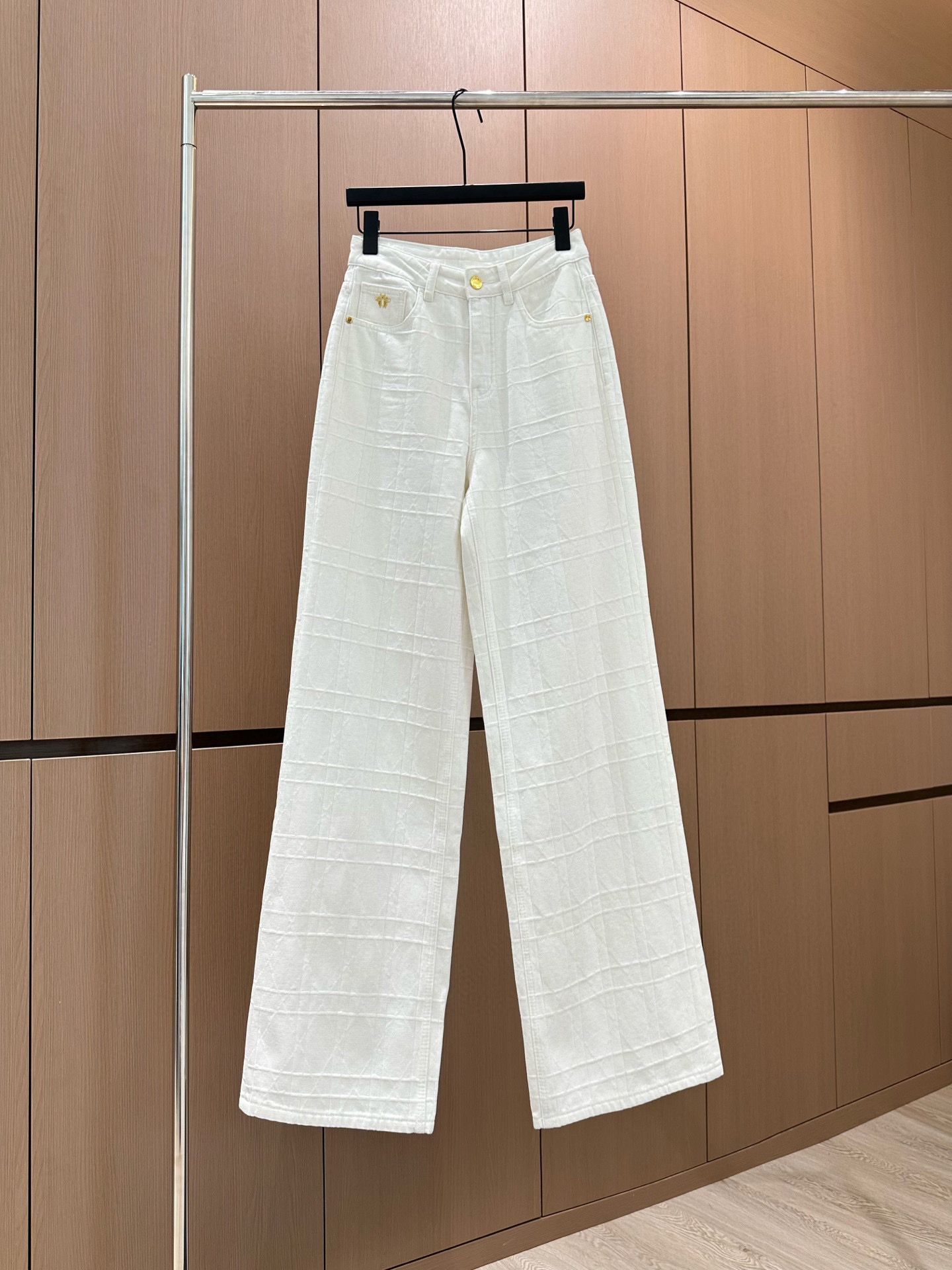 🛒𝐍𝐄𝐖 · 𝟐𝟎𝟐5/爆款现货设计师 原创｜菱格线条装饰牛仔裤高品质面料质感柔软细腻舒适。撞色金属刺绣