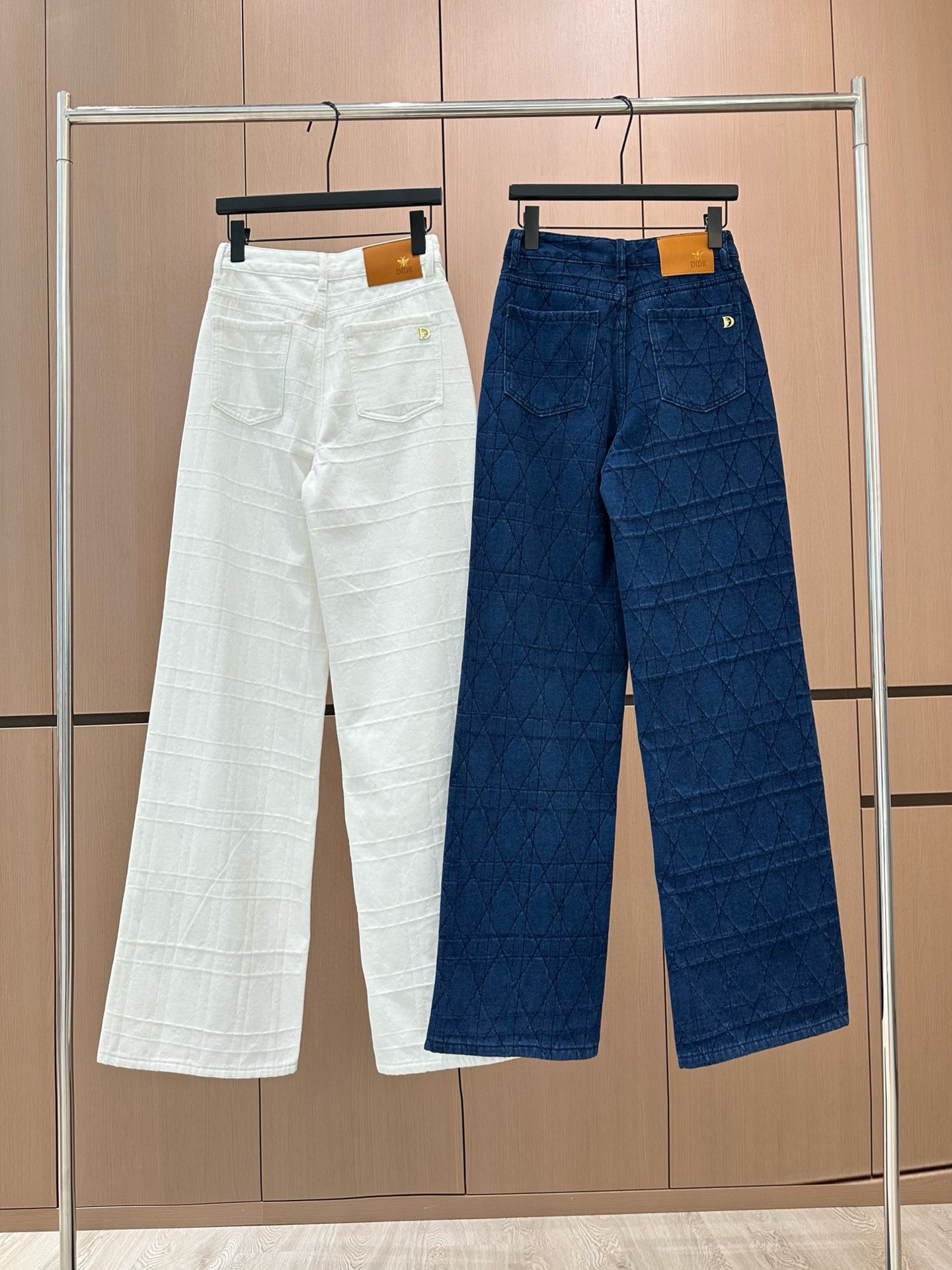 🛒𝐍𝐄𝐖 · 𝟐𝟎𝟐5/爆款现货设计师 原创｜菱格线条装饰牛仔裤高品质面料质感柔软细腻舒适。撞色金属刺绣