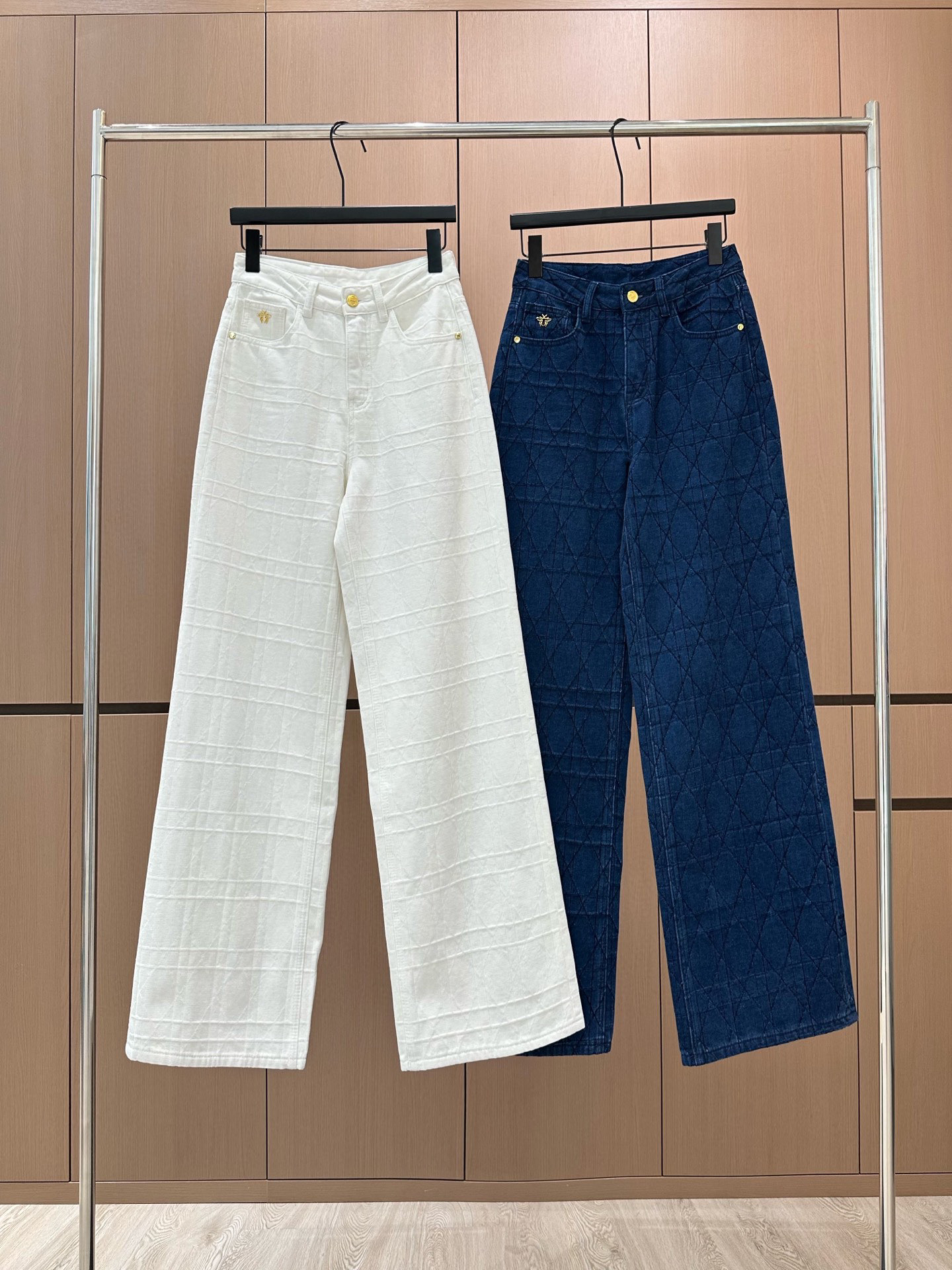 🛒𝐍𝐄𝐖 · 𝟐𝟎𝟐5/爆款现货设计师 原创｜菱格线条装饰牛仔裤高品质面料质感柔软细腻舒适。撞色金属刺绣