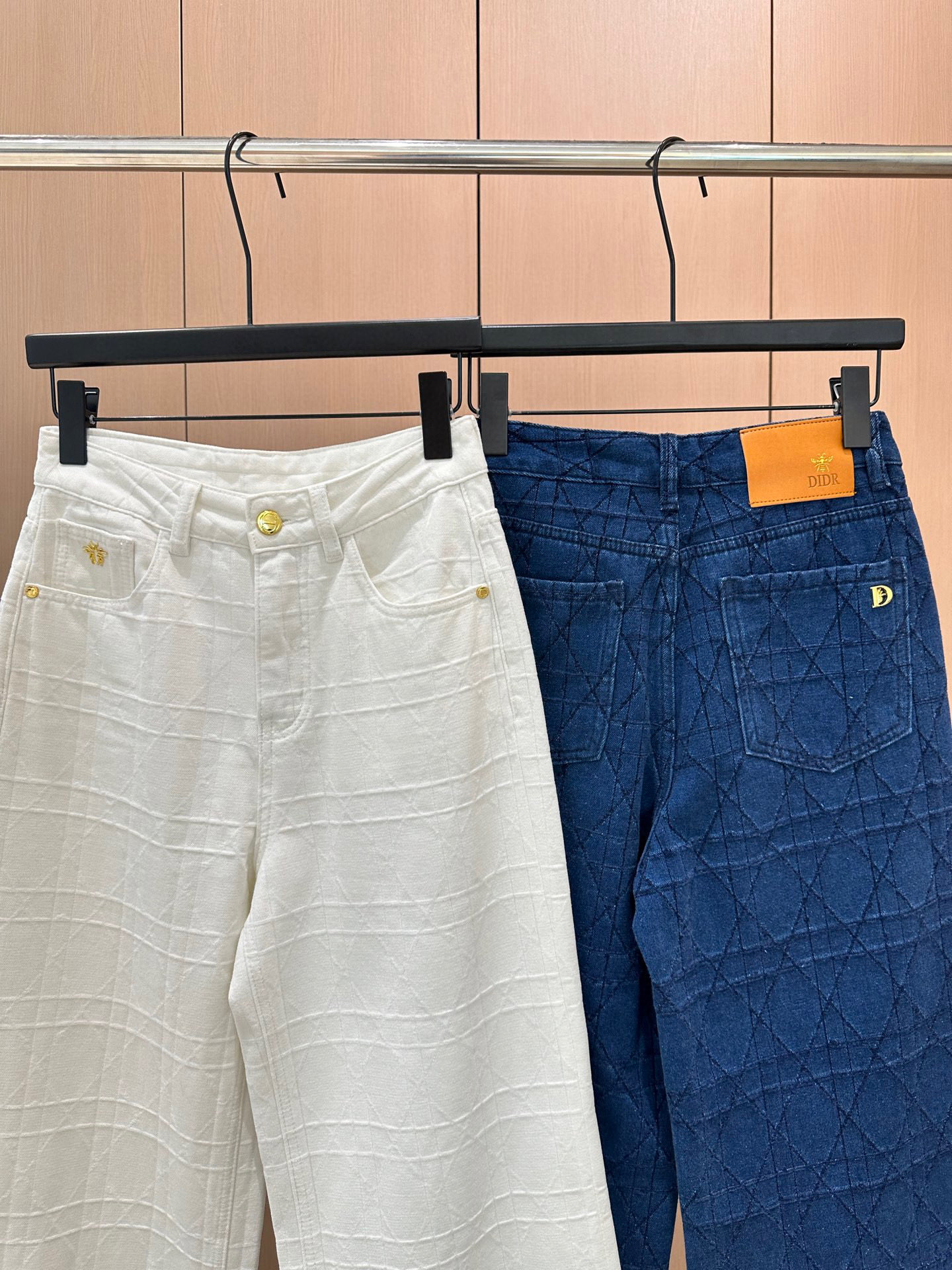 🛒𝐍𝐄𝐖 · 𝟐𝟎𝟐5/爆款现货设计师 原创｜菱格线条装饰牛仔裤高品质面料质感柔软细腻舒适。撞色金属刺绣