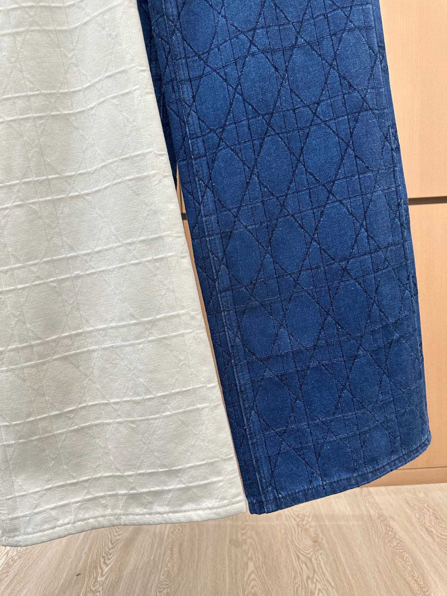 🛒𝐍𝐄𝐖 · 𝟐𝟎𝟐5/爆款现货设计师 原创｜菱格线条装饰牛仔裤高品质面料质感柔软细腻舒适。撞色金属刺绣