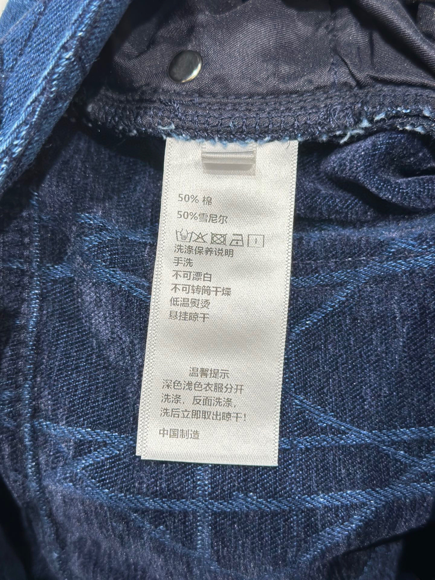 🛒𝐍𝐄𝐖 · 𝟐𝟎𝟐5/爆款现货设计师 原创｜菱格线条装饰牛仔裤高品质面料质感柔软细腻舒适。撞色金属刺绣