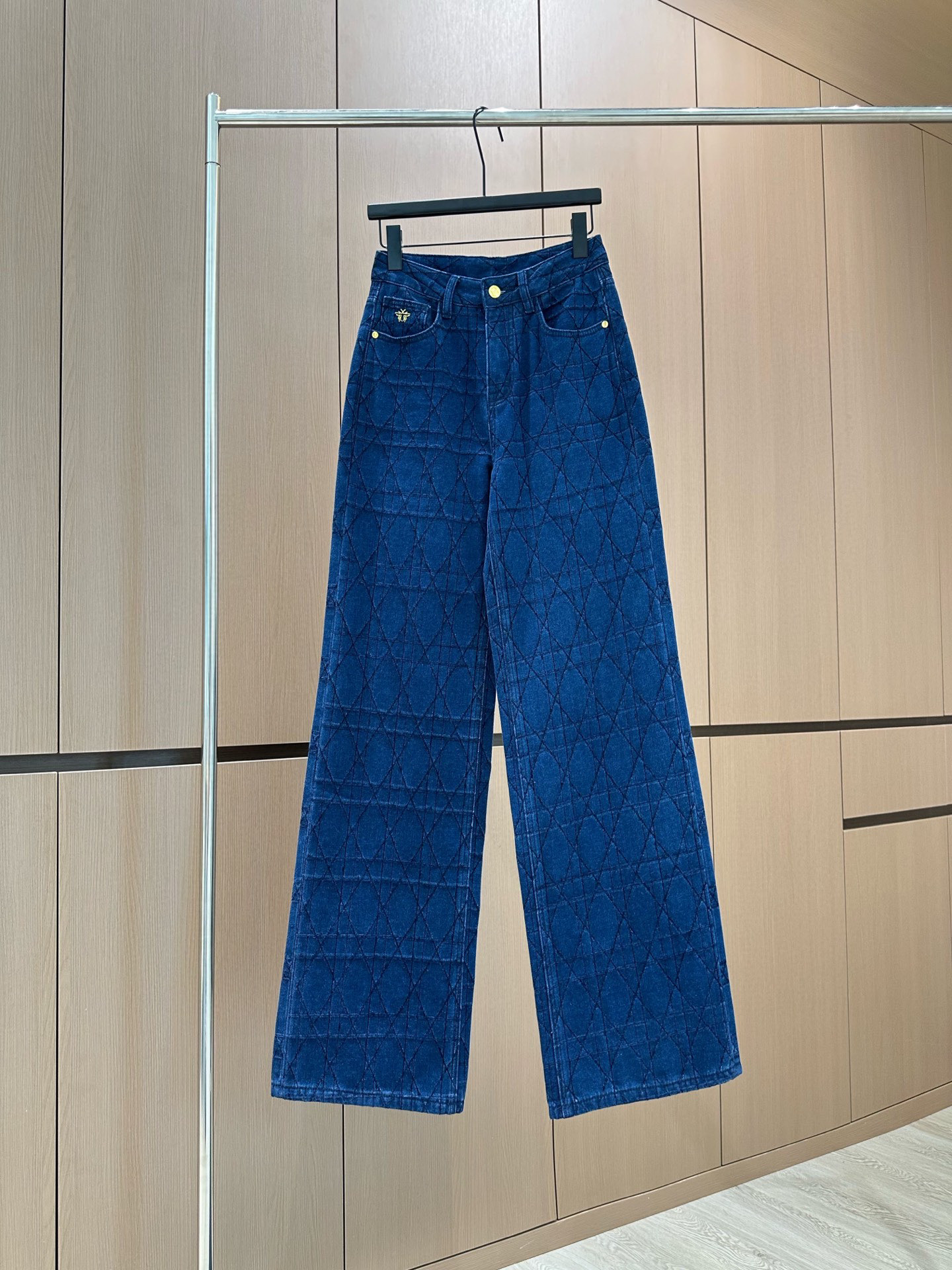 🛒𝐍𝐄𝐖 · 𝟐𝟎𝟐5/爆款现货设计师 原创｜菱格线条装饰牛仔裤高品质面料质感柔软细腻舒适。撞色金属刺绣