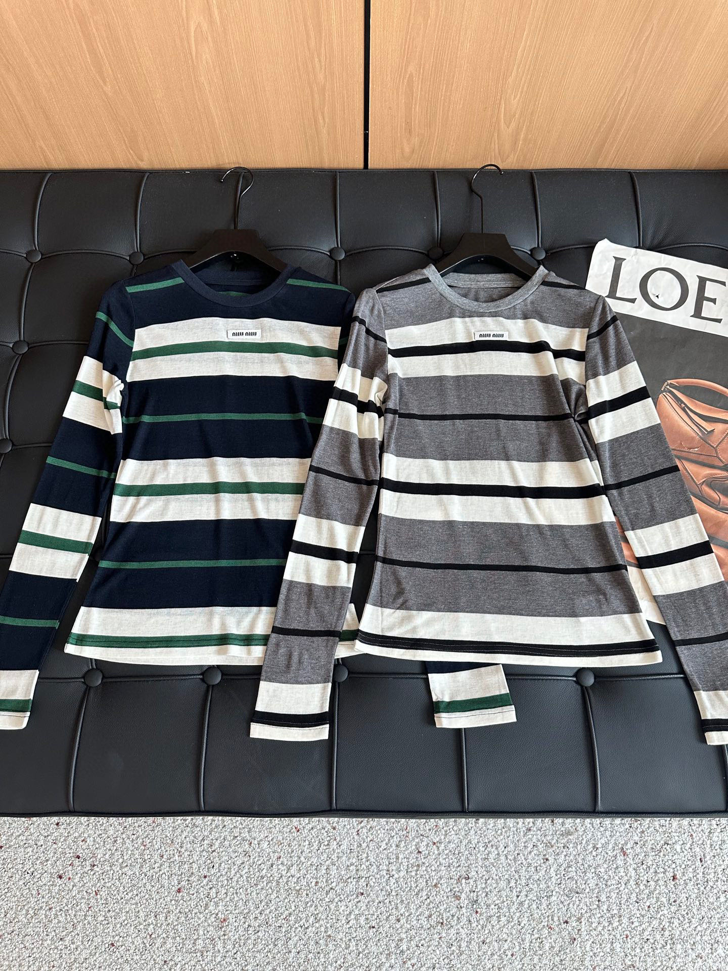 🛒𝐍𝐄𝐖 · 𝟐𝟎𝟐5/爆款现货原单品质 Miu Mi*｜2025新款天丝羊毛条纹打底衫云感舒适的系列！