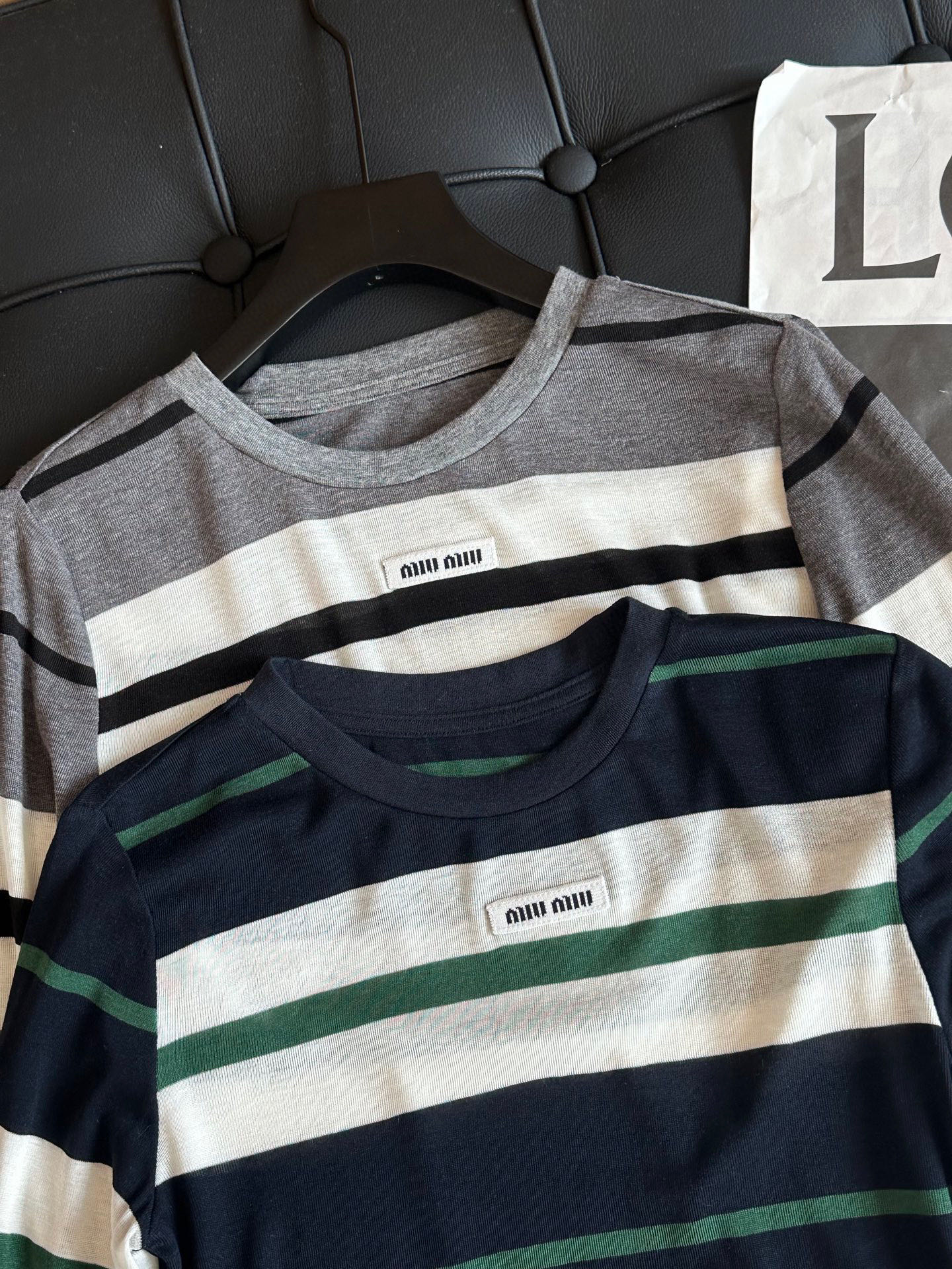 🛒𝐍𝐄𝐖 · 𝟐𝟎𝟐5/爆款现货原单品质 Miu Mi*｜2025新款天丝羊毛条纹打底衫云感舒适的系列！