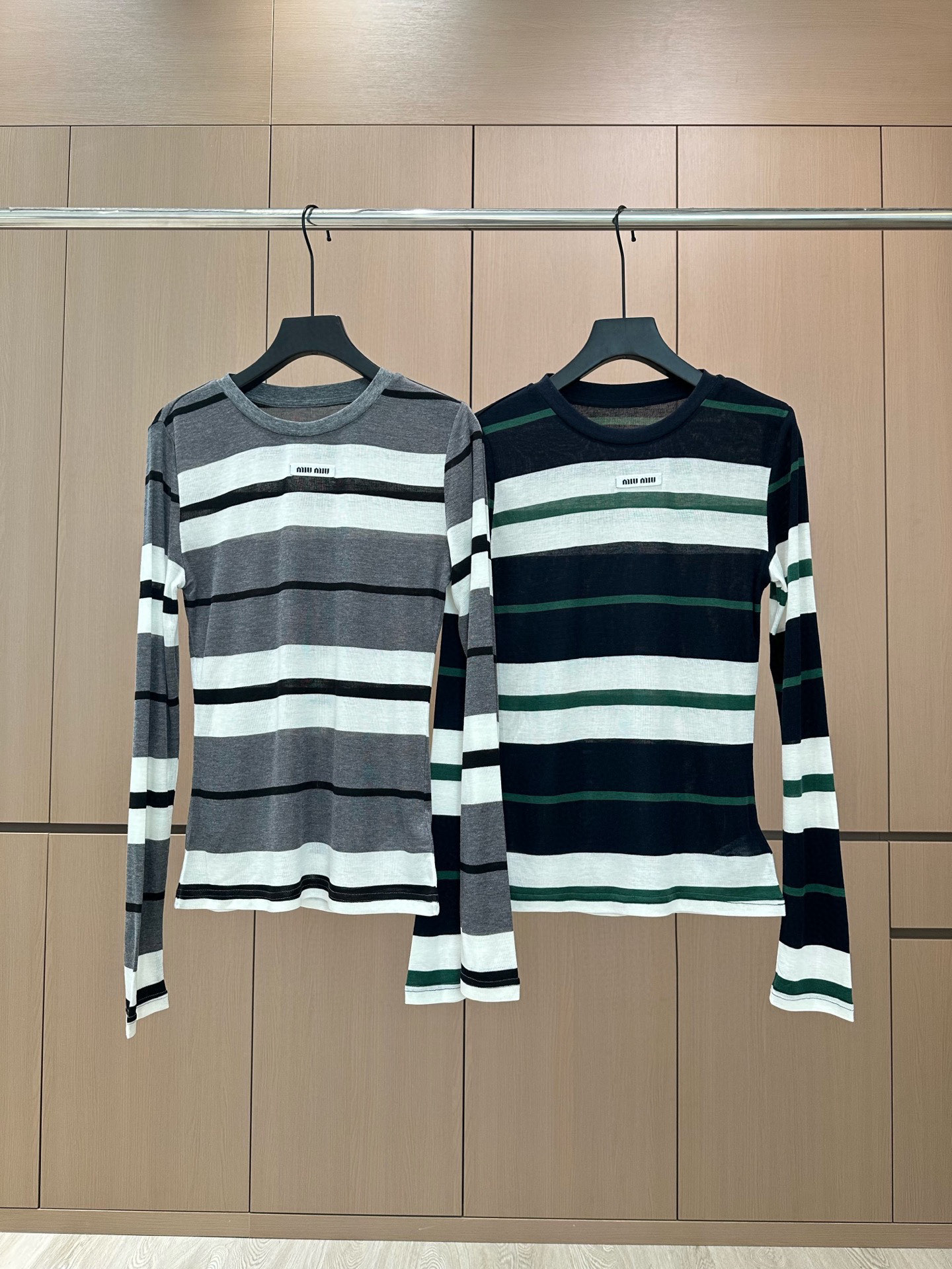 🛒𝐍𝐄𝐖 · 𝟐𝟎𝟐5/爆款现货原单品质 Miu Mi*｜2025新款天丝羊毛条纹打底衫云感舒适的系列！