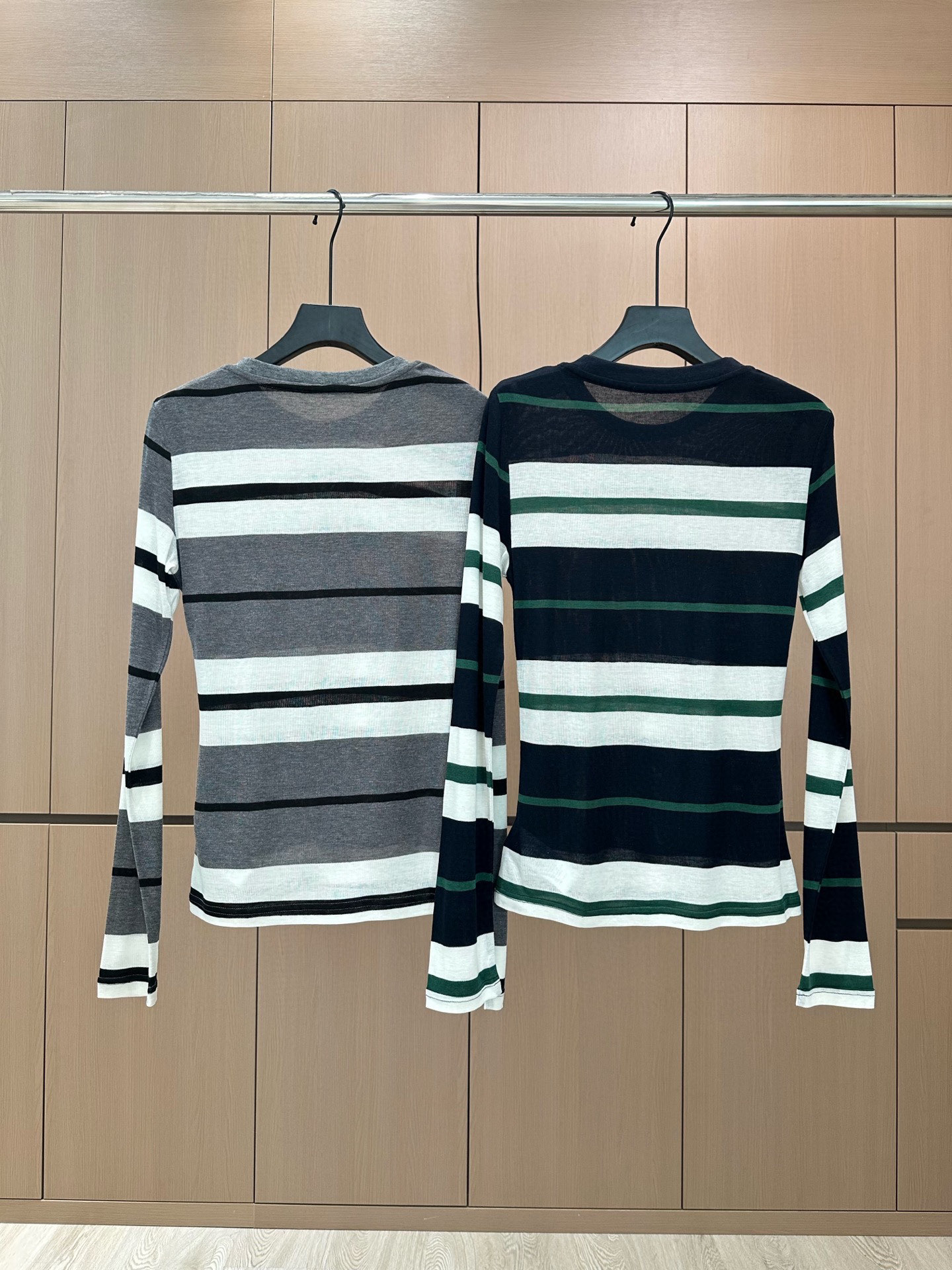 🛒𝐍𝐄𝐖 · 𝟐𝟎𝟐5/爆款现货原单品质 Miu Mi*｜2025新款天丝羊毛条纹打底衫云感舒适的系列！