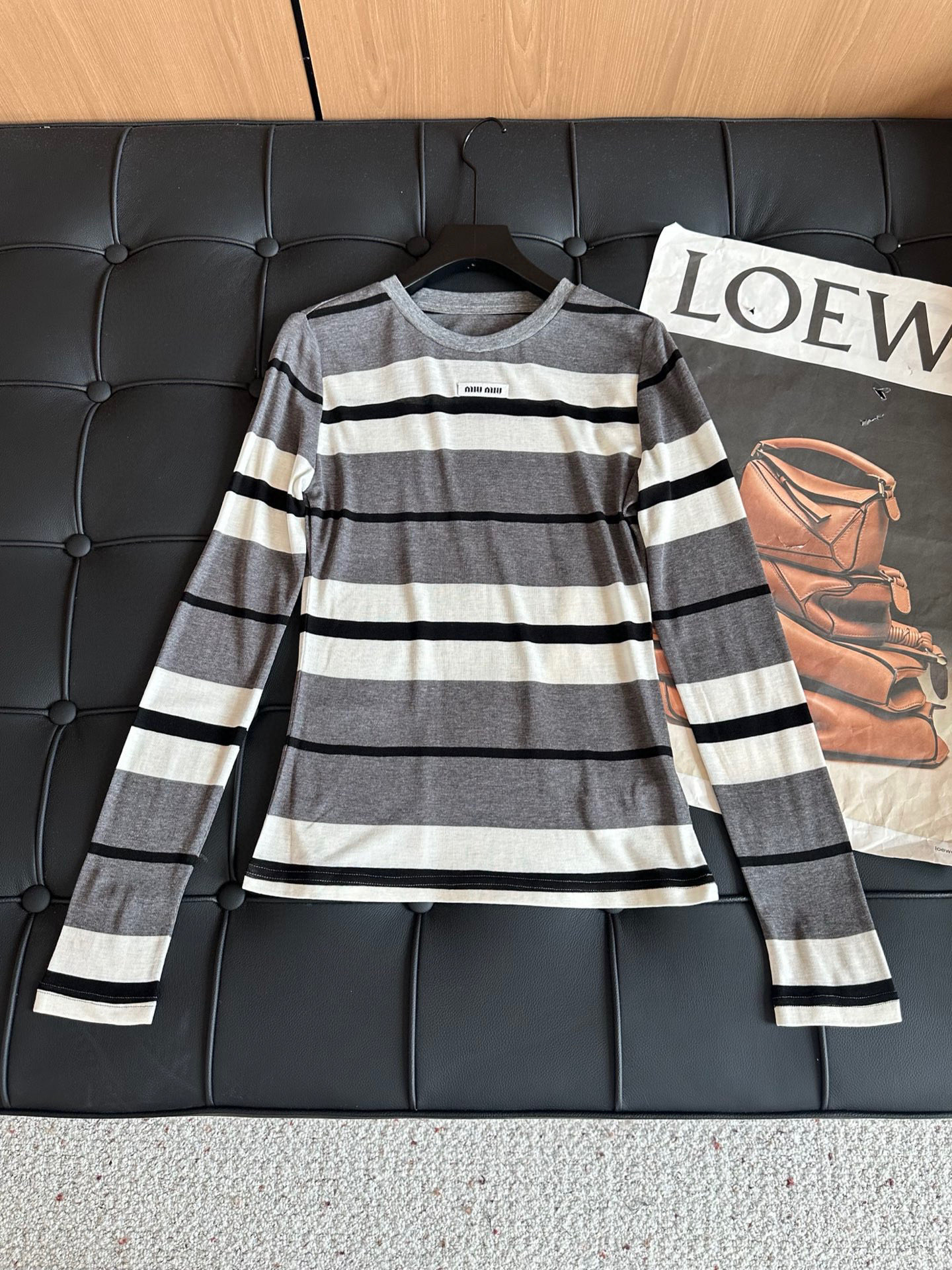 🛒𝐍𝐄𝐖 · 𝟐𝟎𝟐5/爆款现货原单品质 Miu Mi*｜2025新款天丝羊毛条纹打底衫云感舒适的系列！