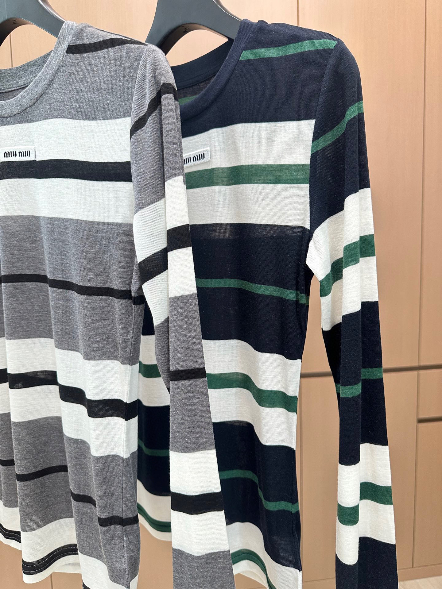 🛒𝐍𝐄𝐖 · 𝟐𝟎𝟐5/爆款现货原单品质 Miu Mi*｜2025新款天丝羊毛条纹打底衫云感舒适的系列！